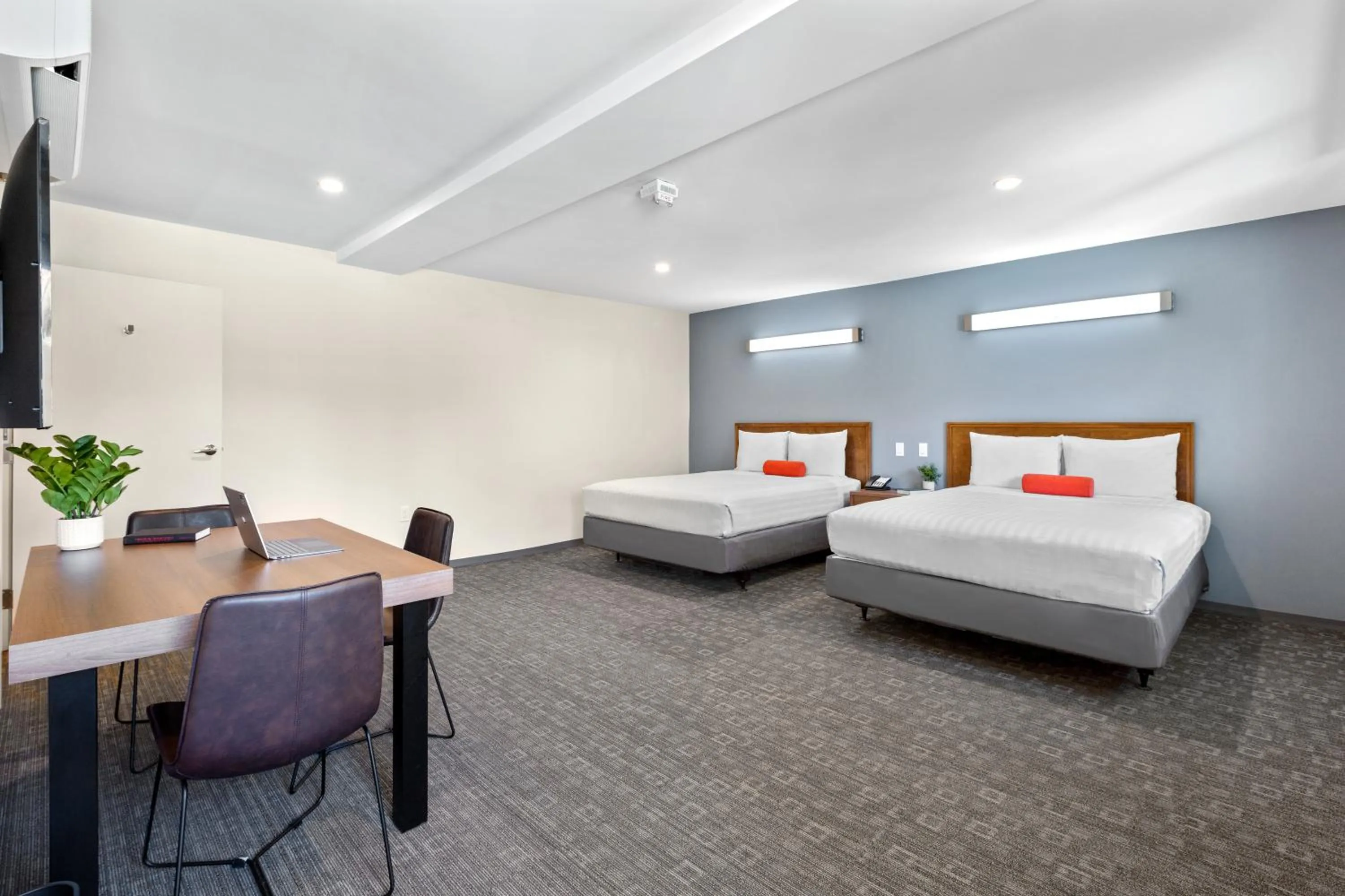 Photo of the whole room, Bed in Good Nite Inn Calabasas