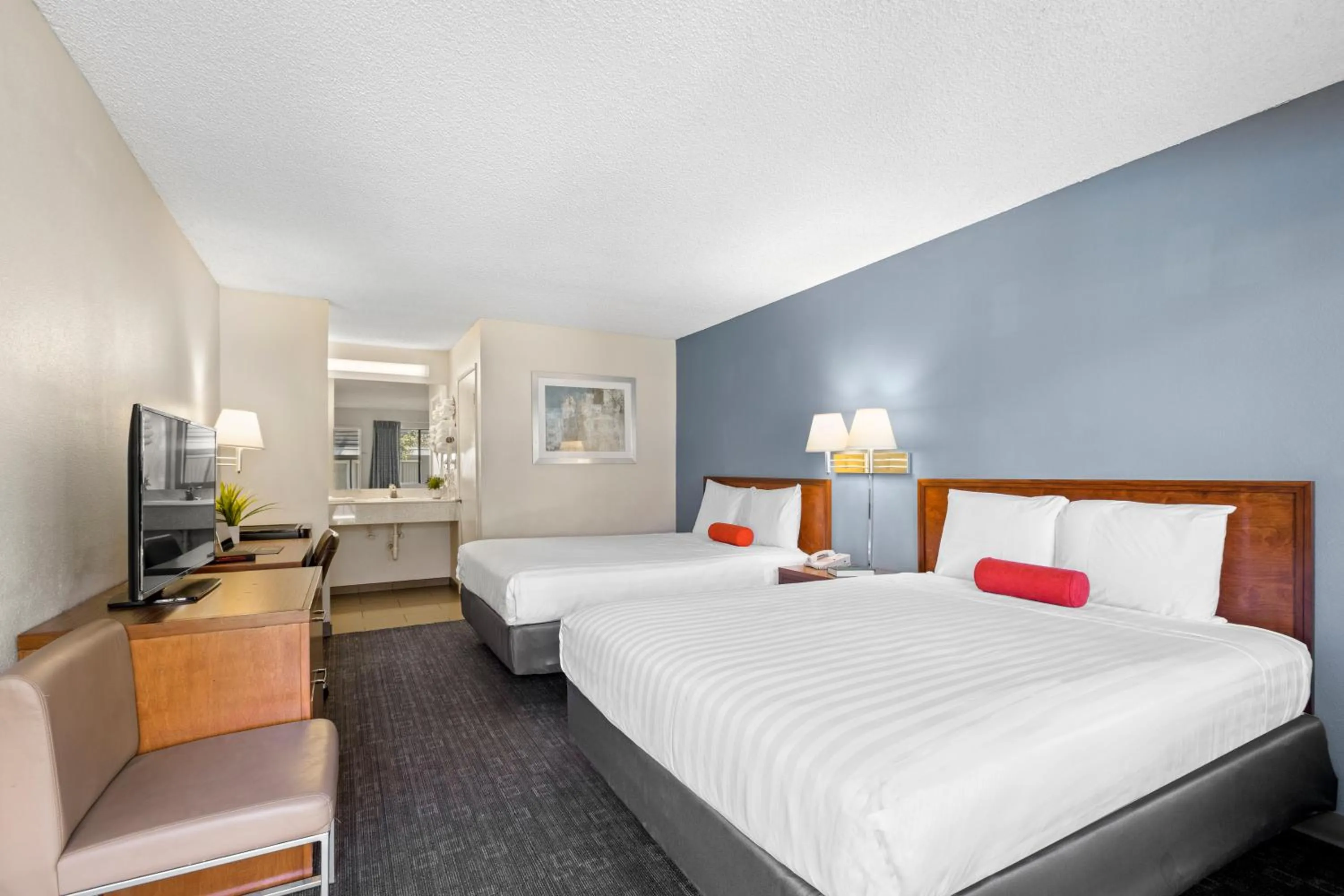 Photo of the whole room, Bed in Good Nite Inn Calabasas