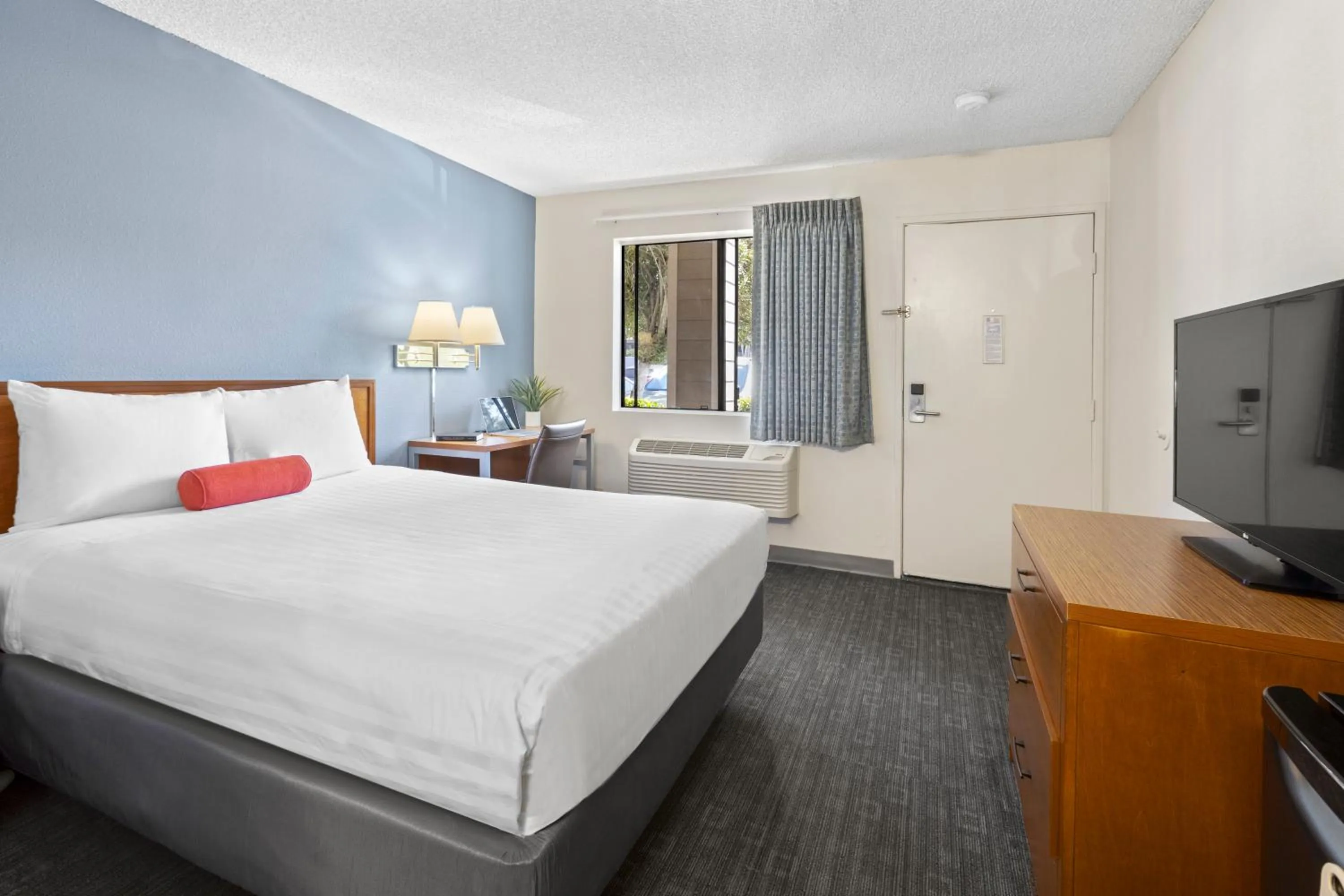 Photo of the whole room, Bed in Good Nite Inn Calabasas