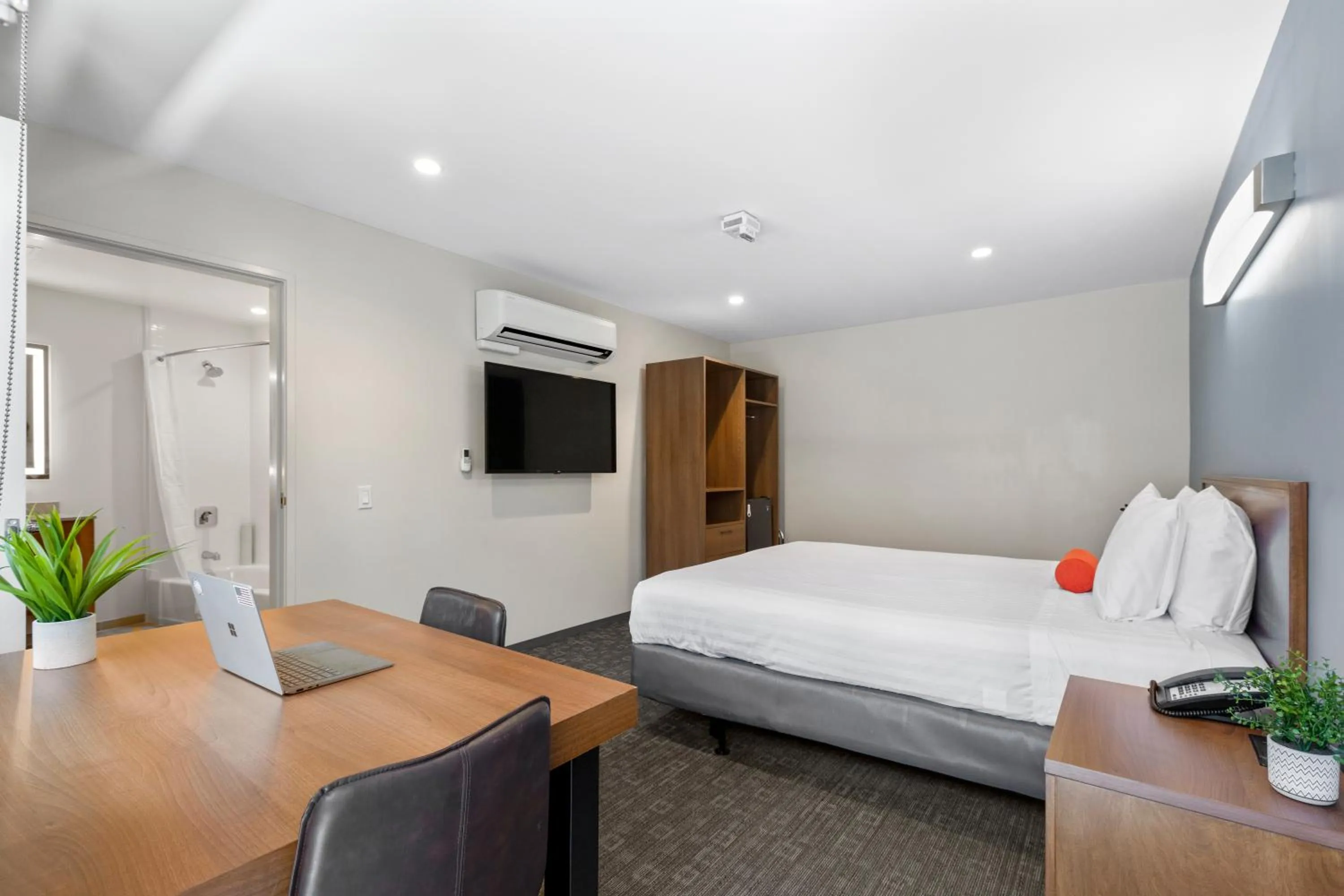 View (from property/room), Bed in Good Nite Inn Calabasas