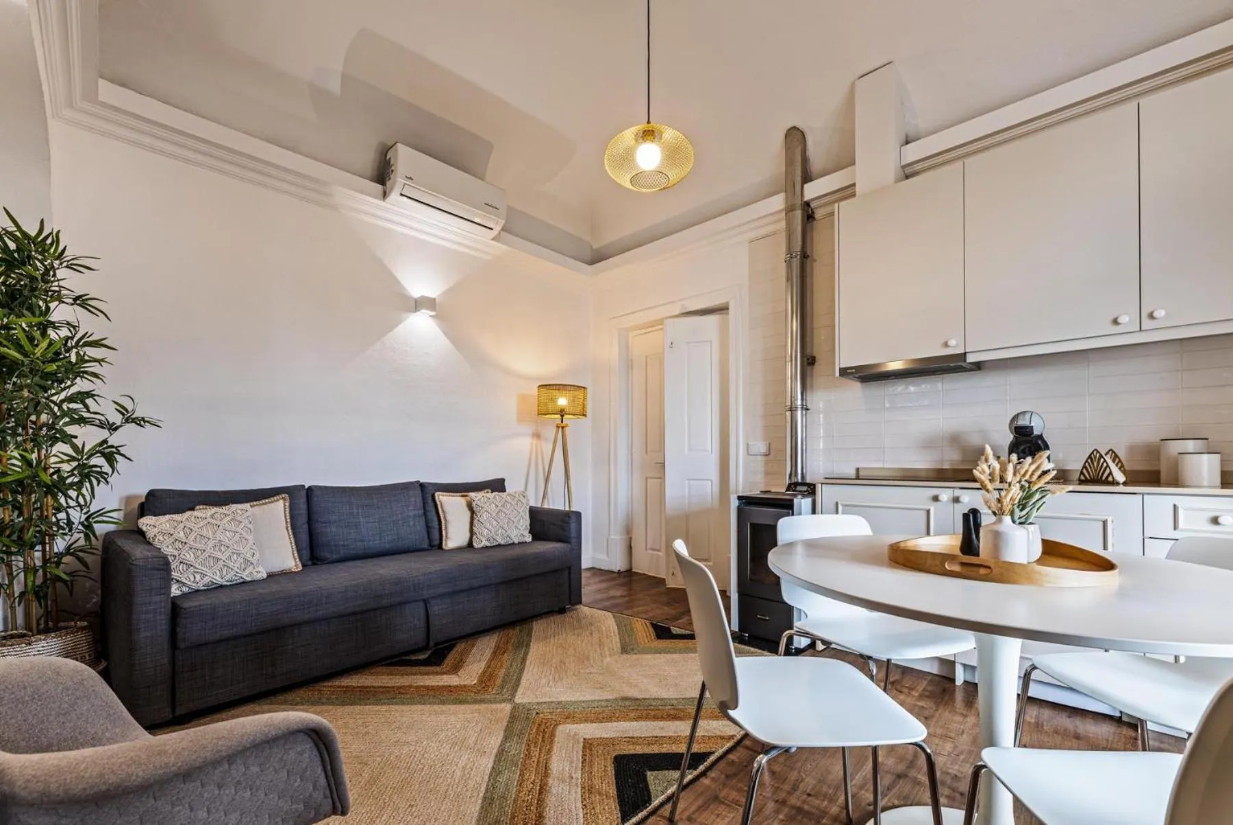 Kitchen or kitchenette in Casa Soure Suites and Apartments