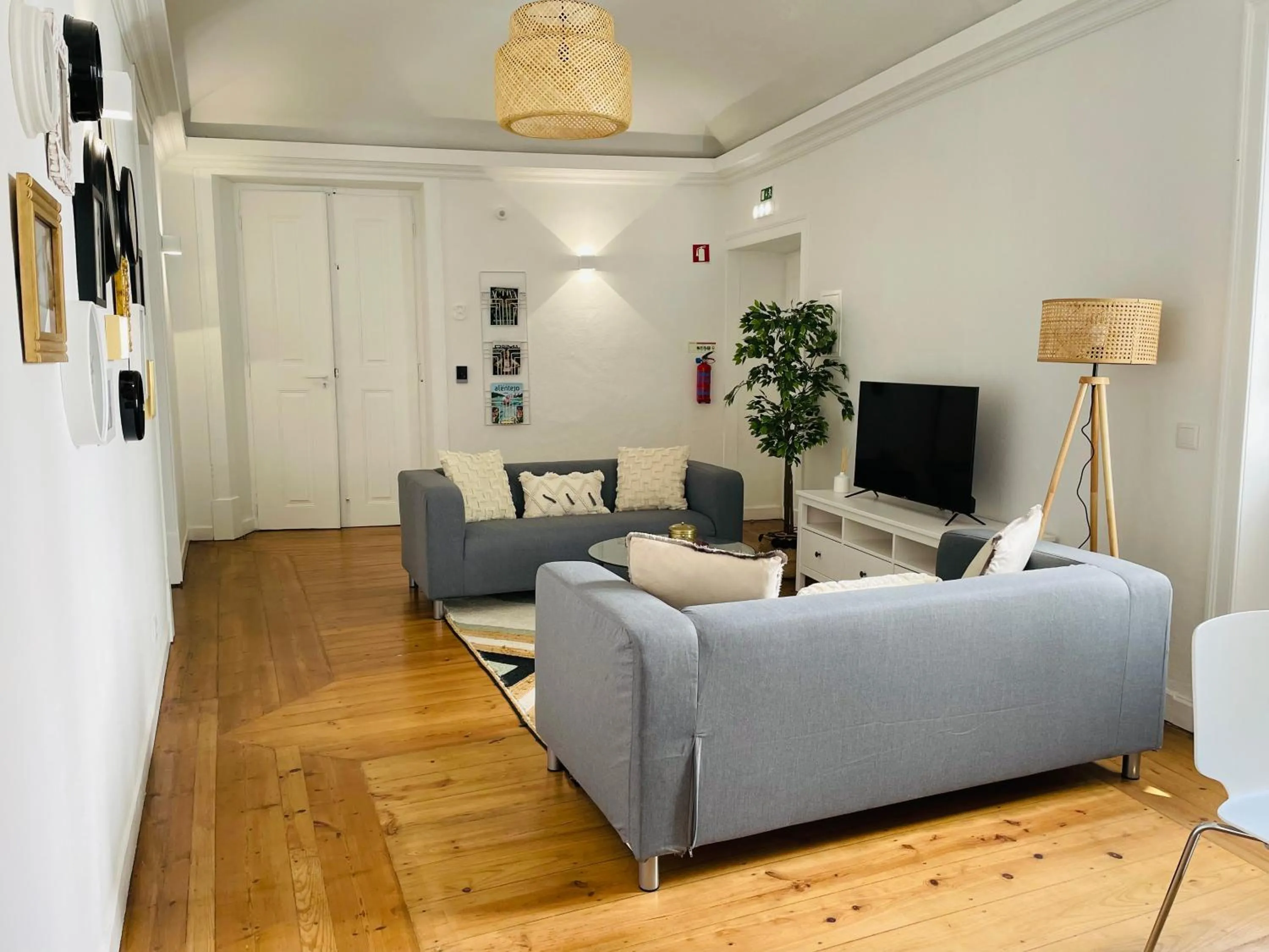 Communal lounge/ TV room in Casa Soure Suites and Apartments