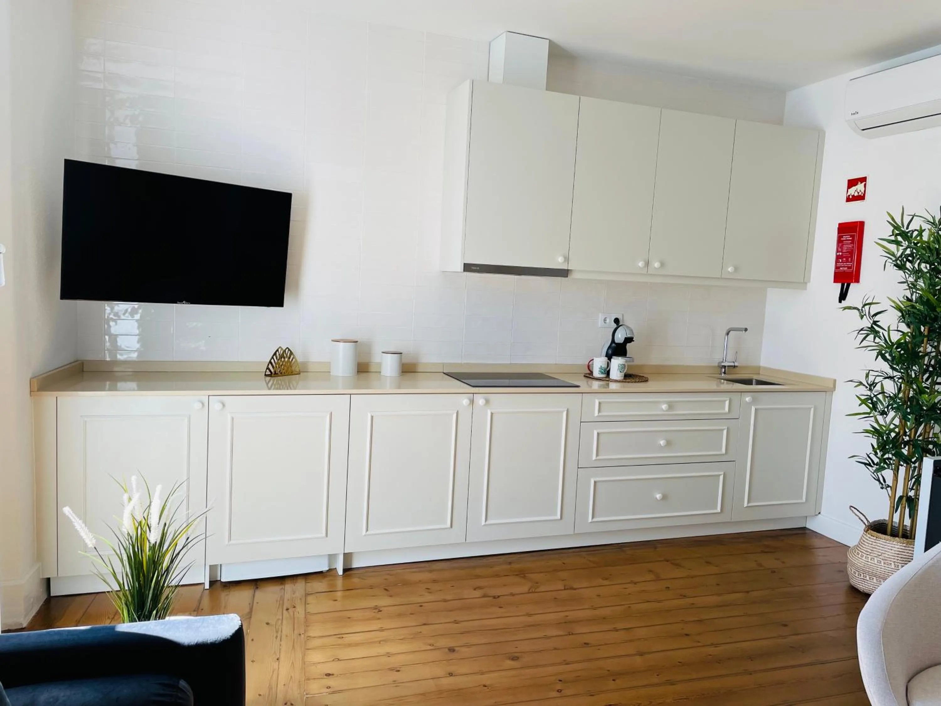 TV and multimedia in Casa Soure Suites and Apartments