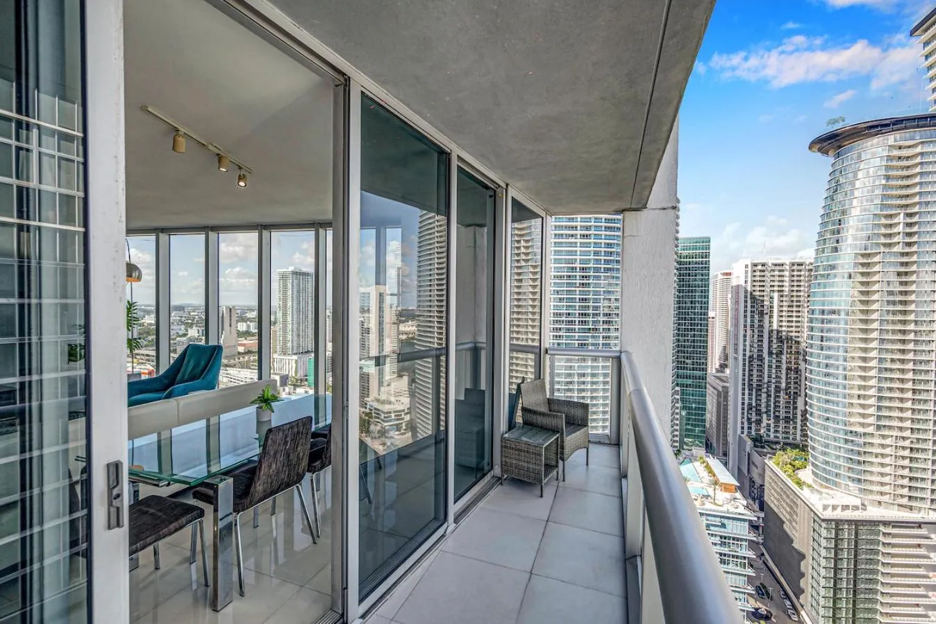 *W ICON BRICKELL- LUXURY 2BR HIGHRISE CORNER CONDO**