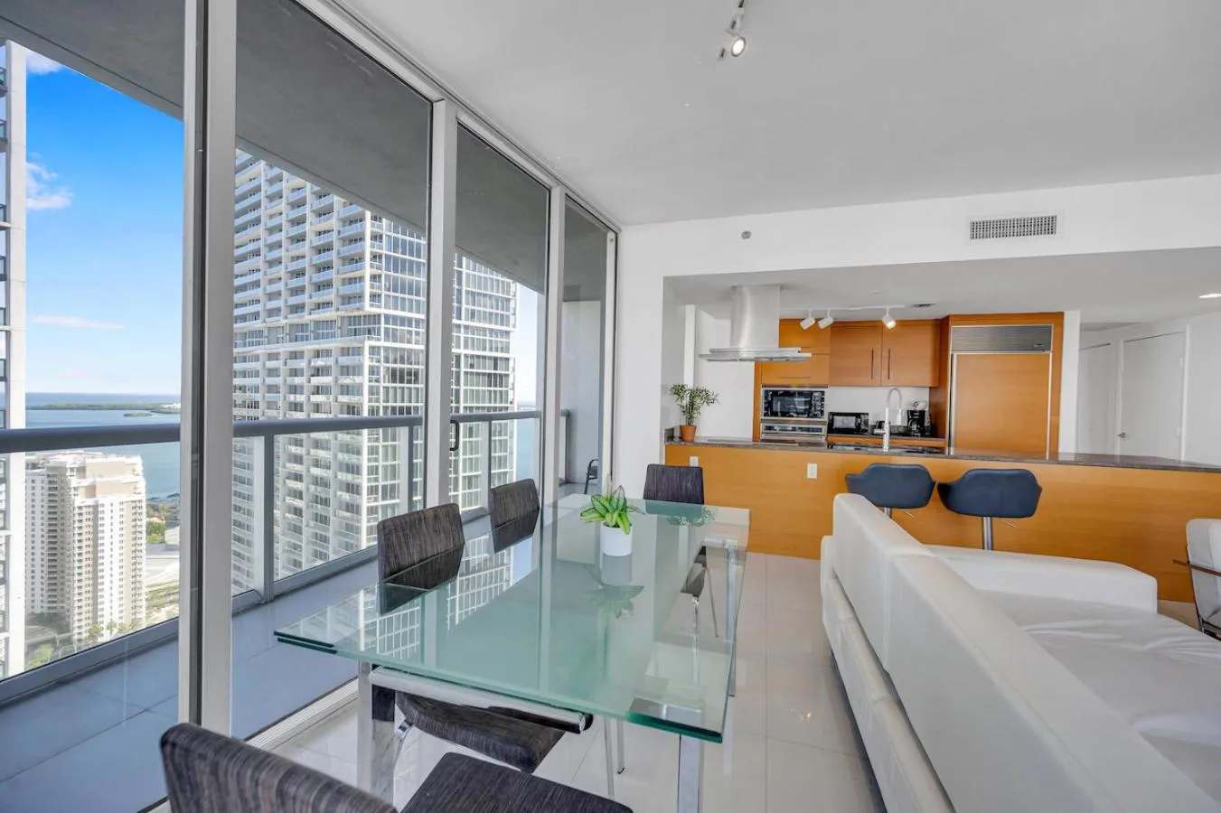 *W ICON BRICKELL- LUXURY 2BR HIGHRISE CORNER CONDO**