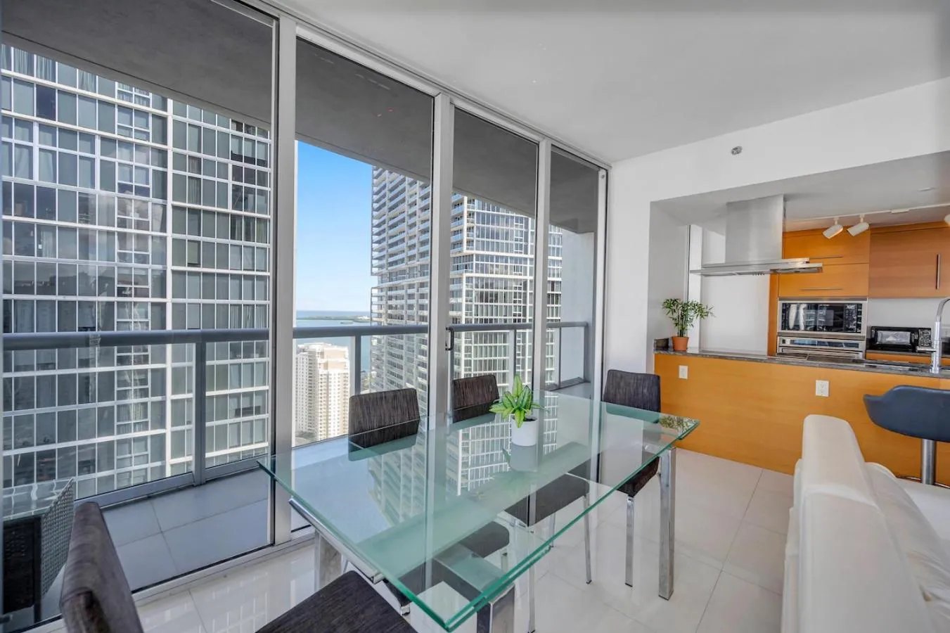 *W ICON BRICKELL- LUXURY 2BR HIGHRISE CORNER CONDO**