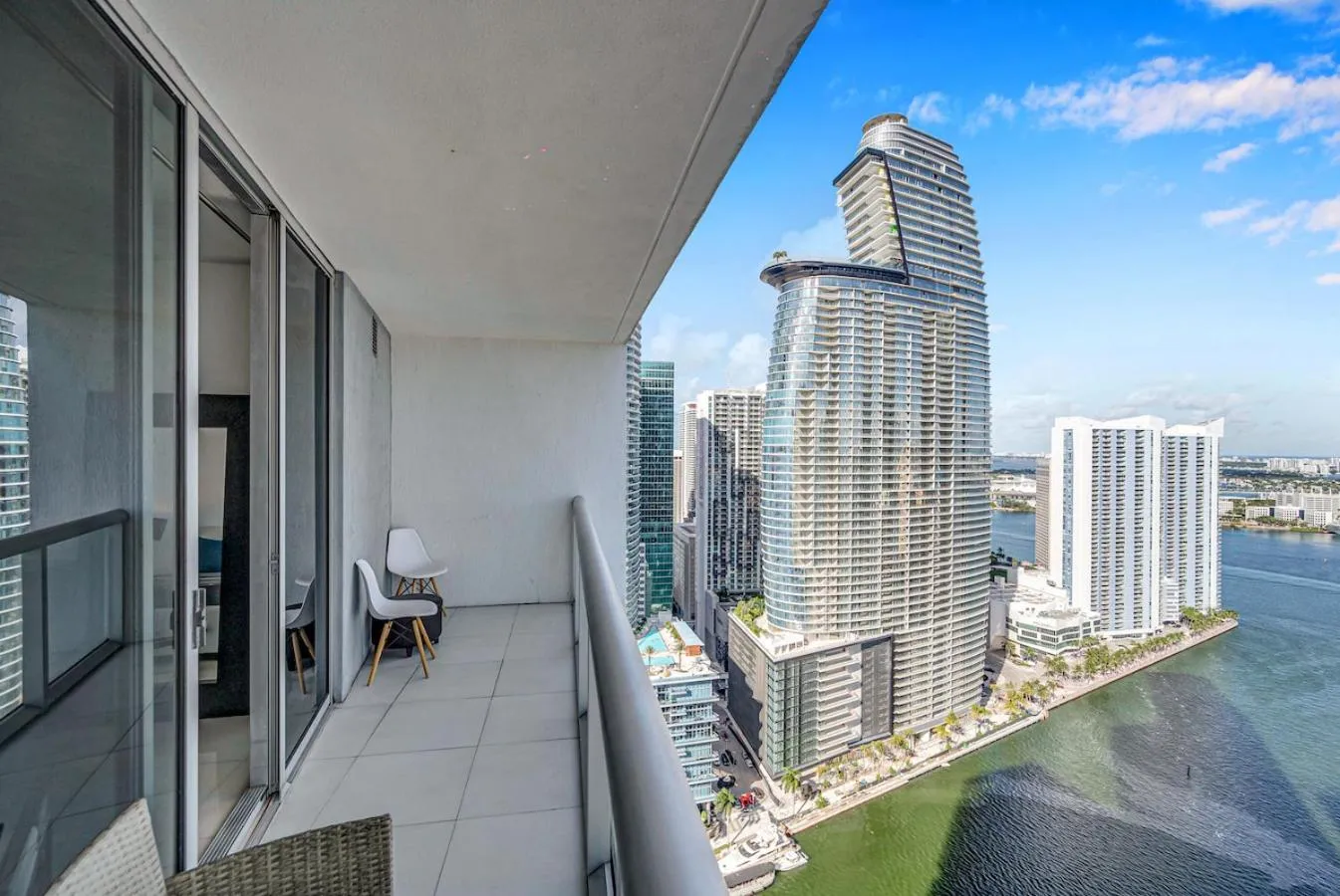 *W ICON BRICKELL- LUXURY 2BR HIGHRISE CORNER CONDO**