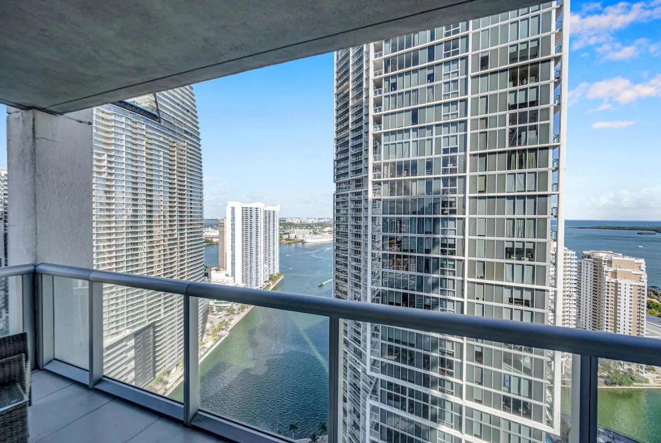 *W ICON BRICKELL- LUXURY 2BR HIGHRISE CORNER CONDO**
