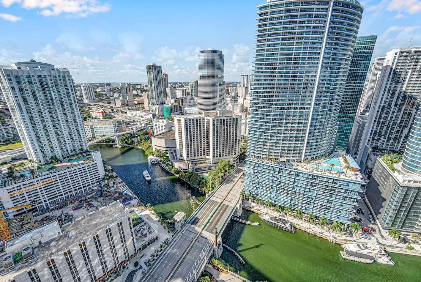 *W ICON BRICKELL- LUXURY 2BR HIGHRISE CORNER CONDO**
