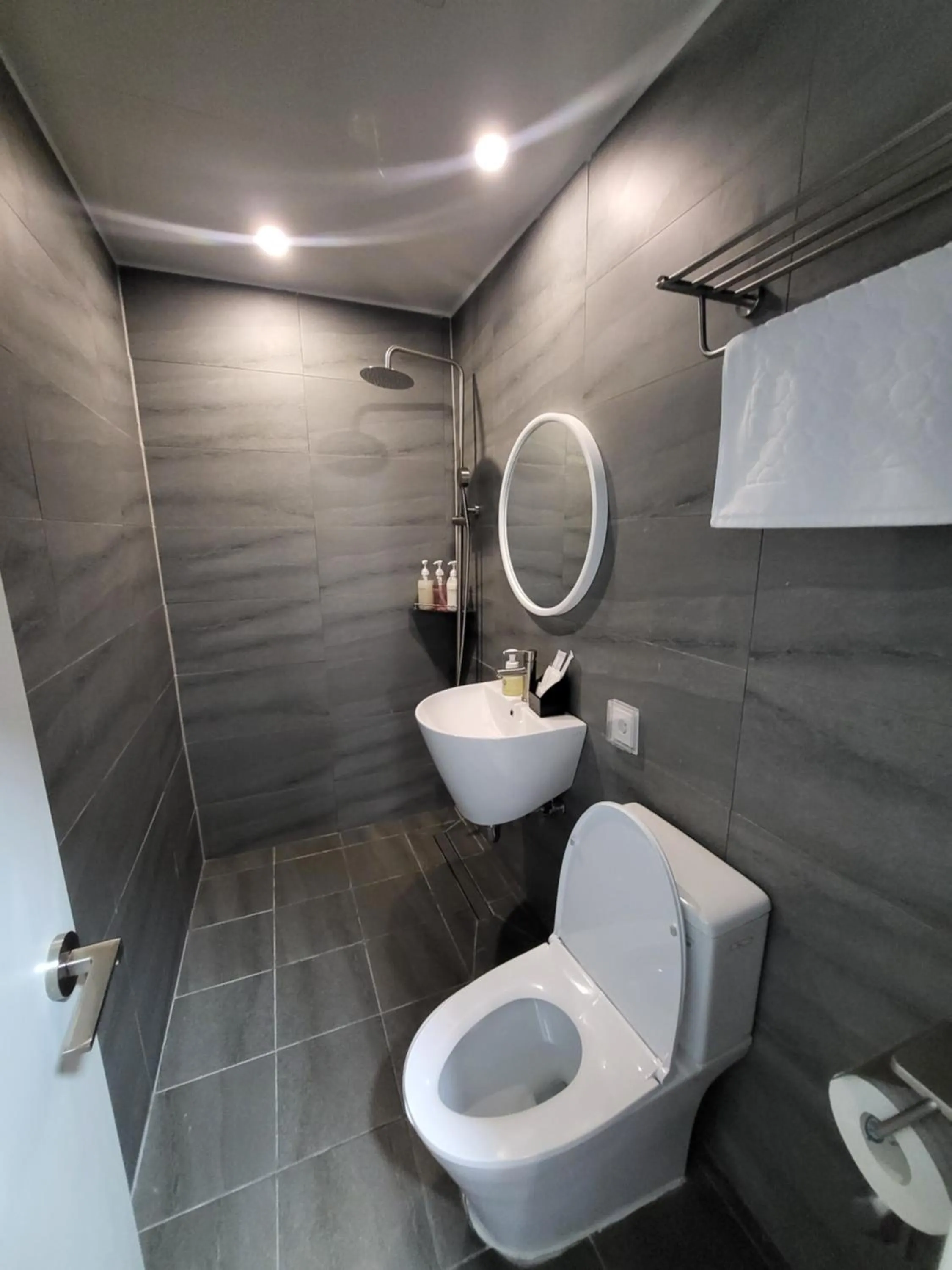 Shower in Hotel razaB