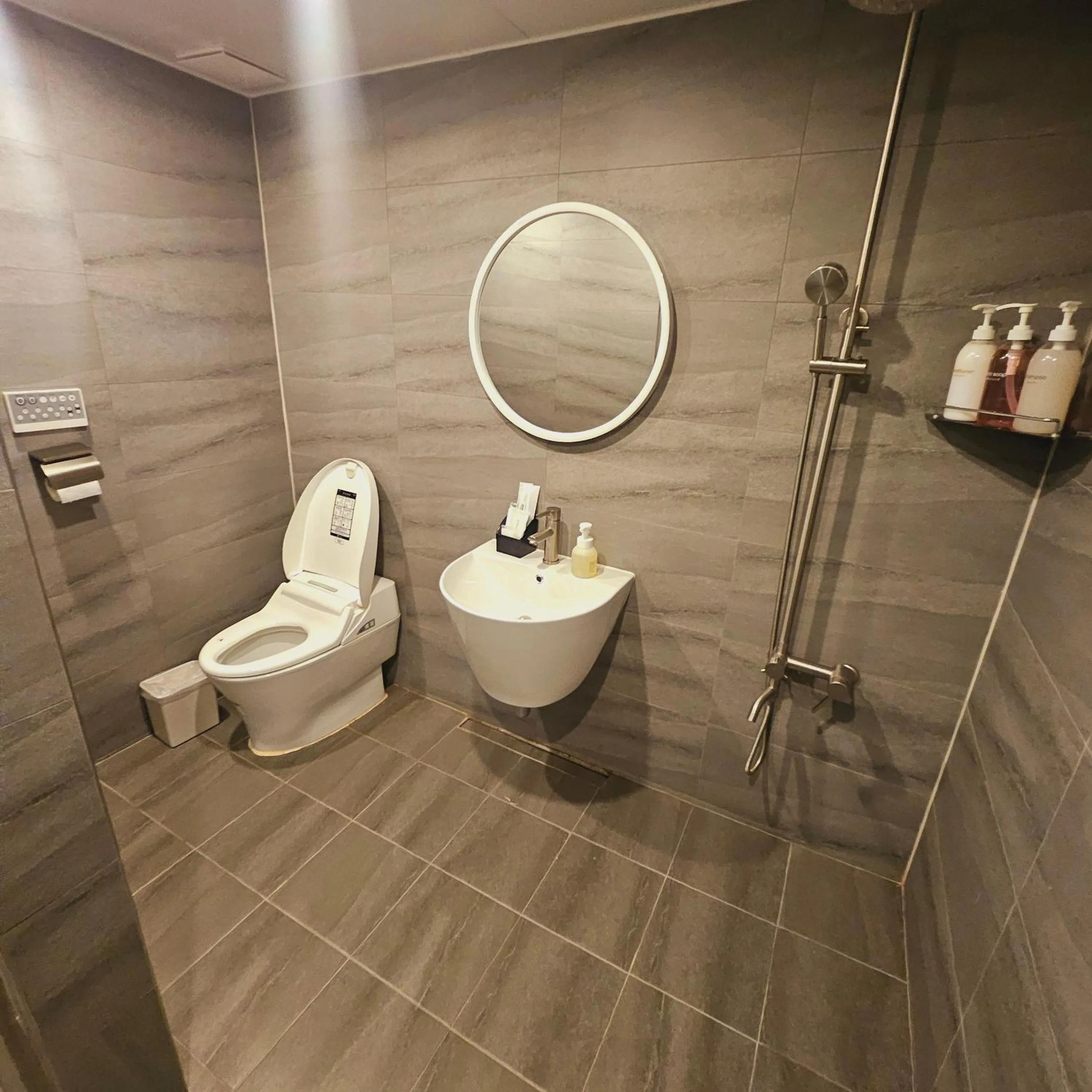 Shower in Hotel razaB