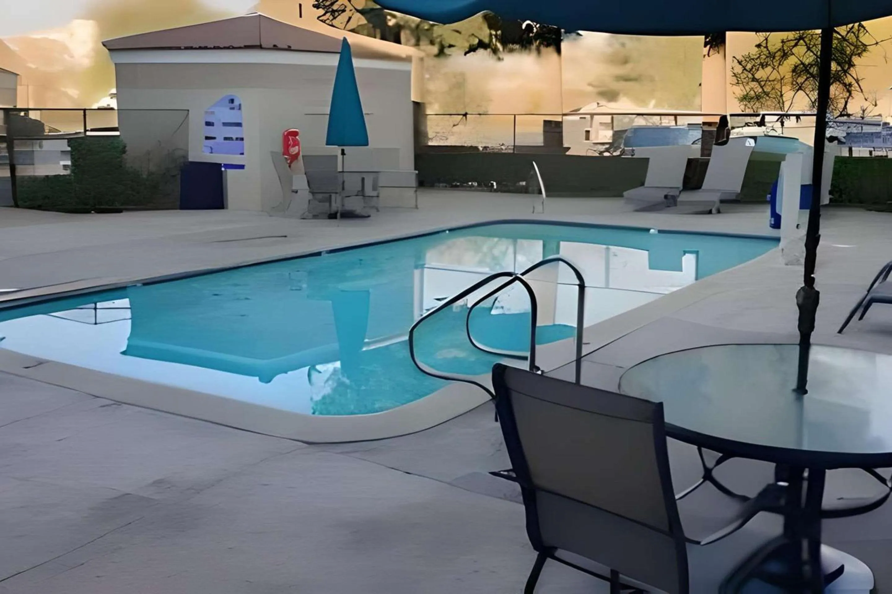 Swimming pool in Inn at Rohnert Park