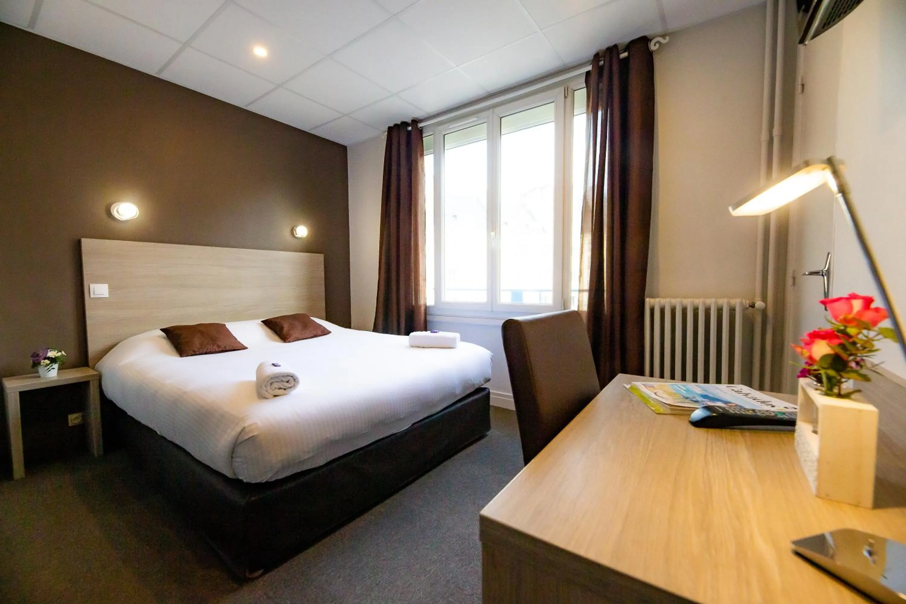 Property building, Bed in Logis Hotel Du Chateau