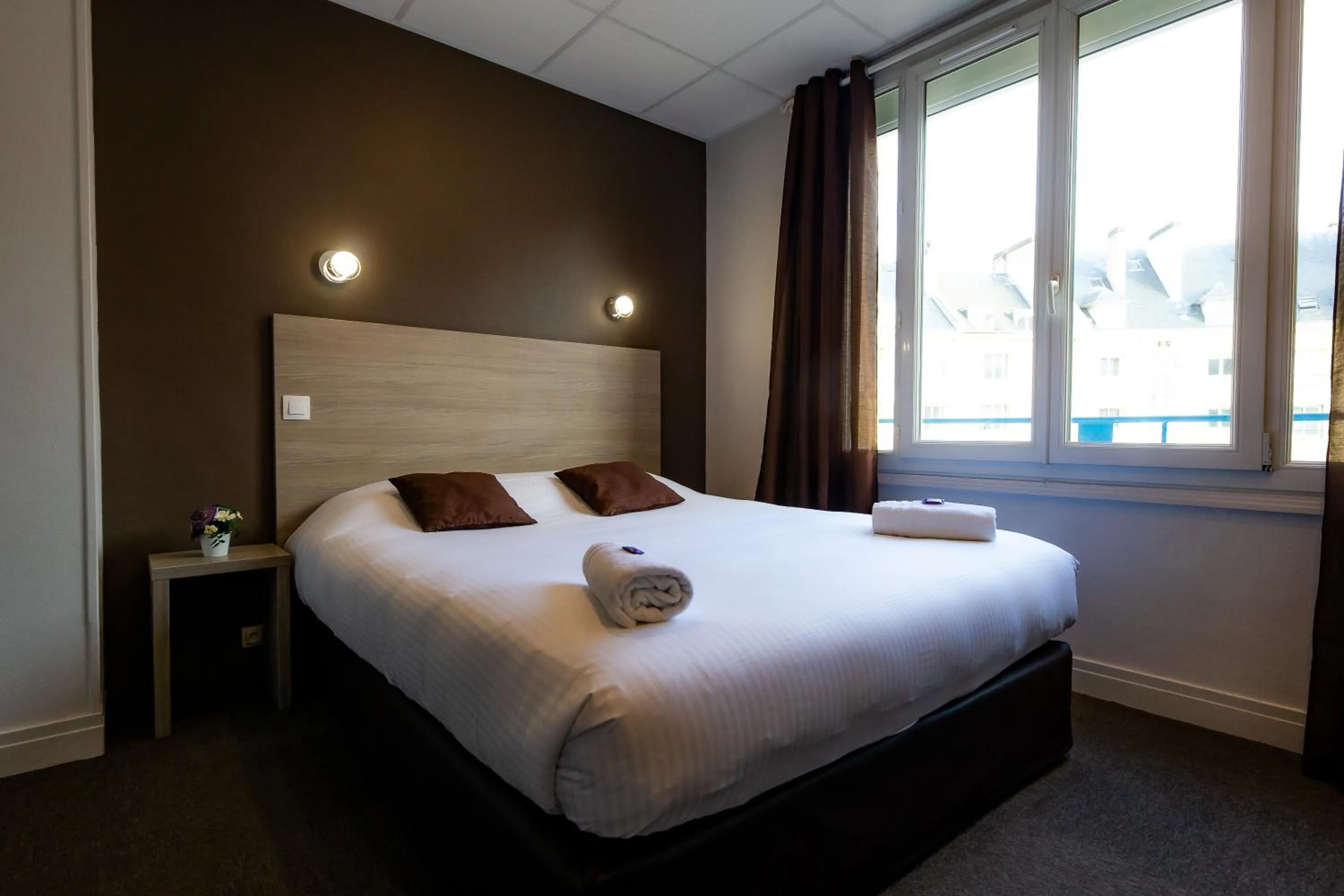 Property building, Bed in Logis Hotel Du Chateau