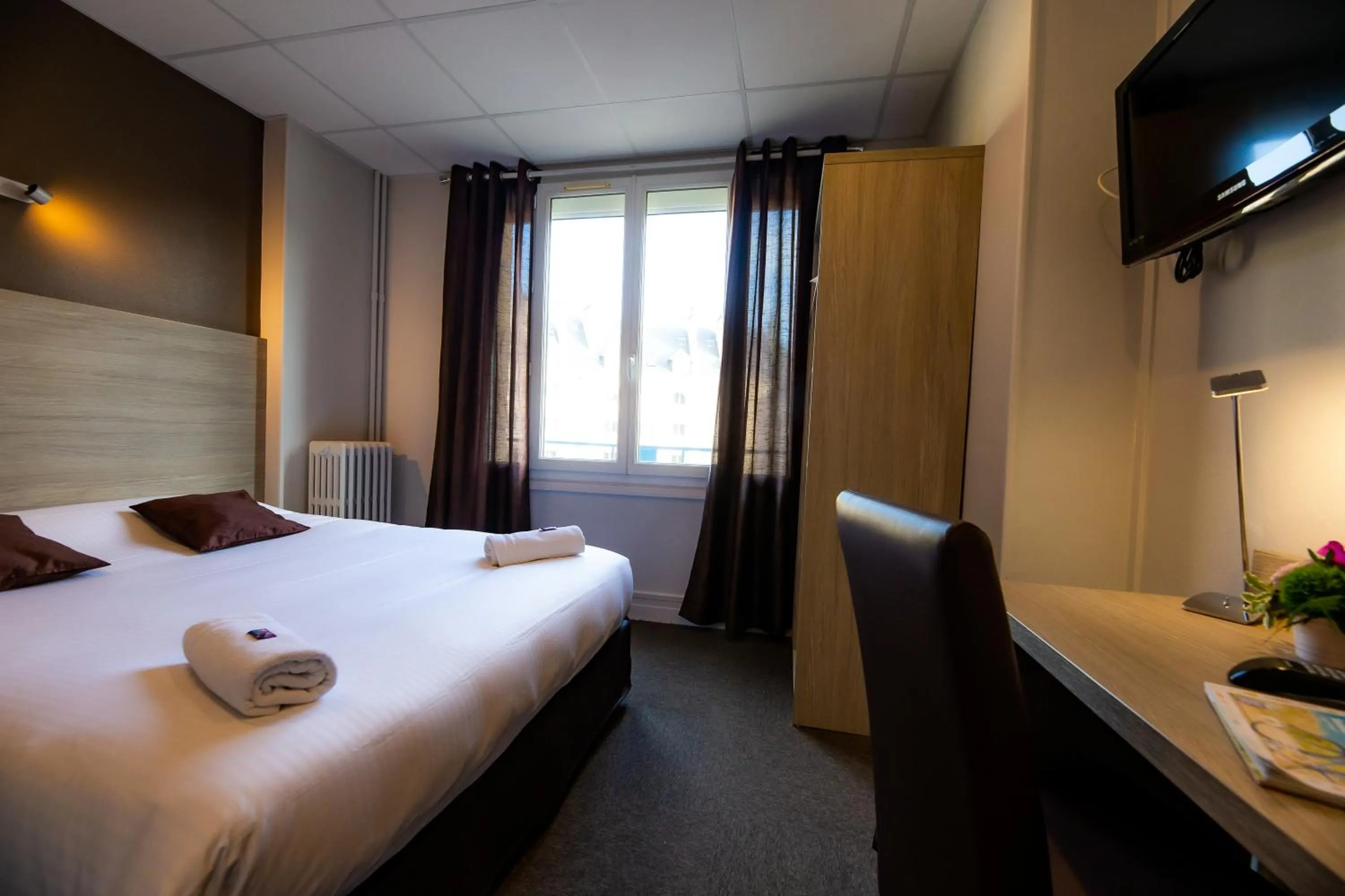 Property building, Bed in Logis Hotel Du Chateau