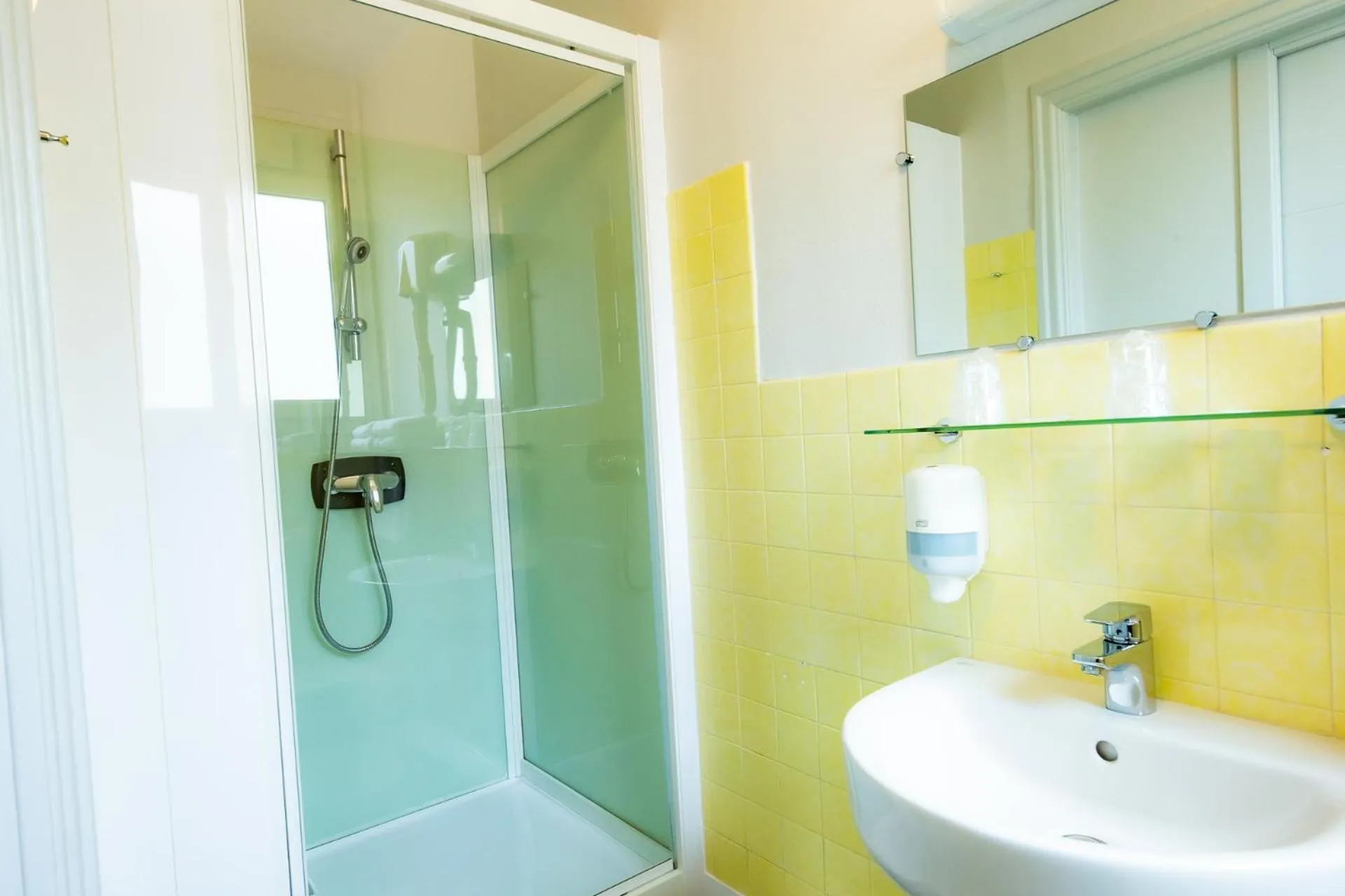 Bathroom in Logis Hotel Du Chateau