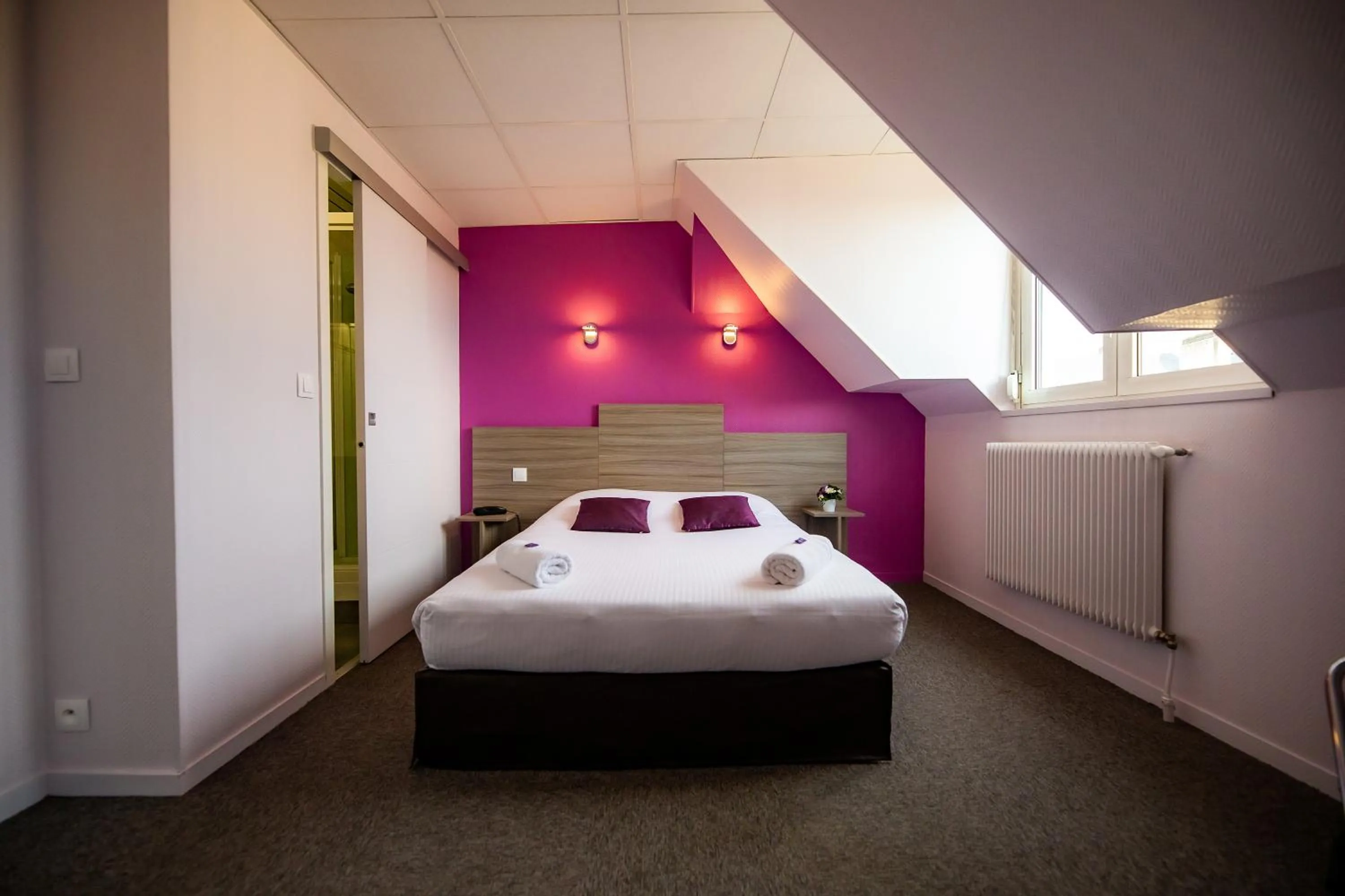 Property building, Bed in Logis Hotel Du Chateau