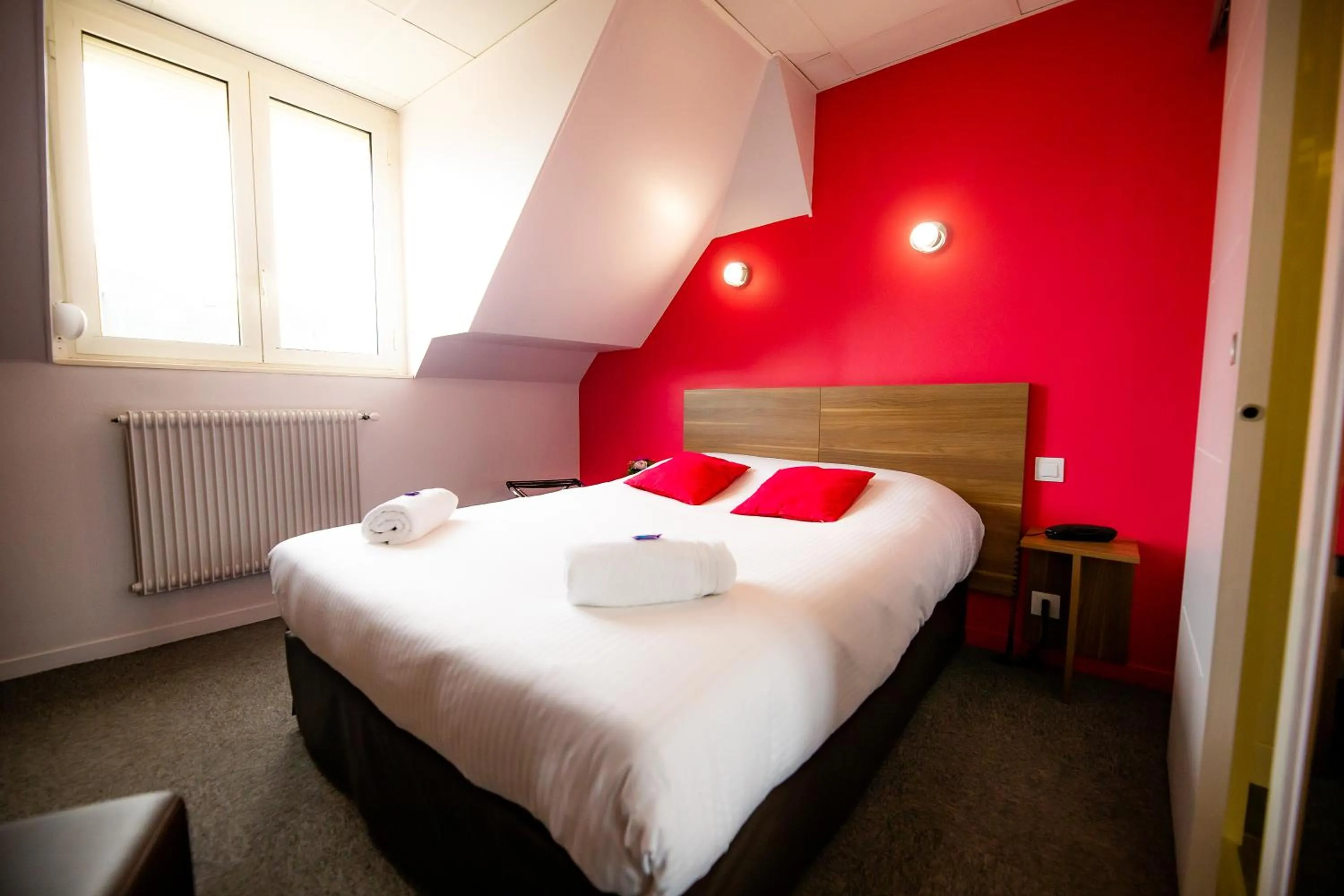 Property building, Bed in Logis Hotel Du Chateau