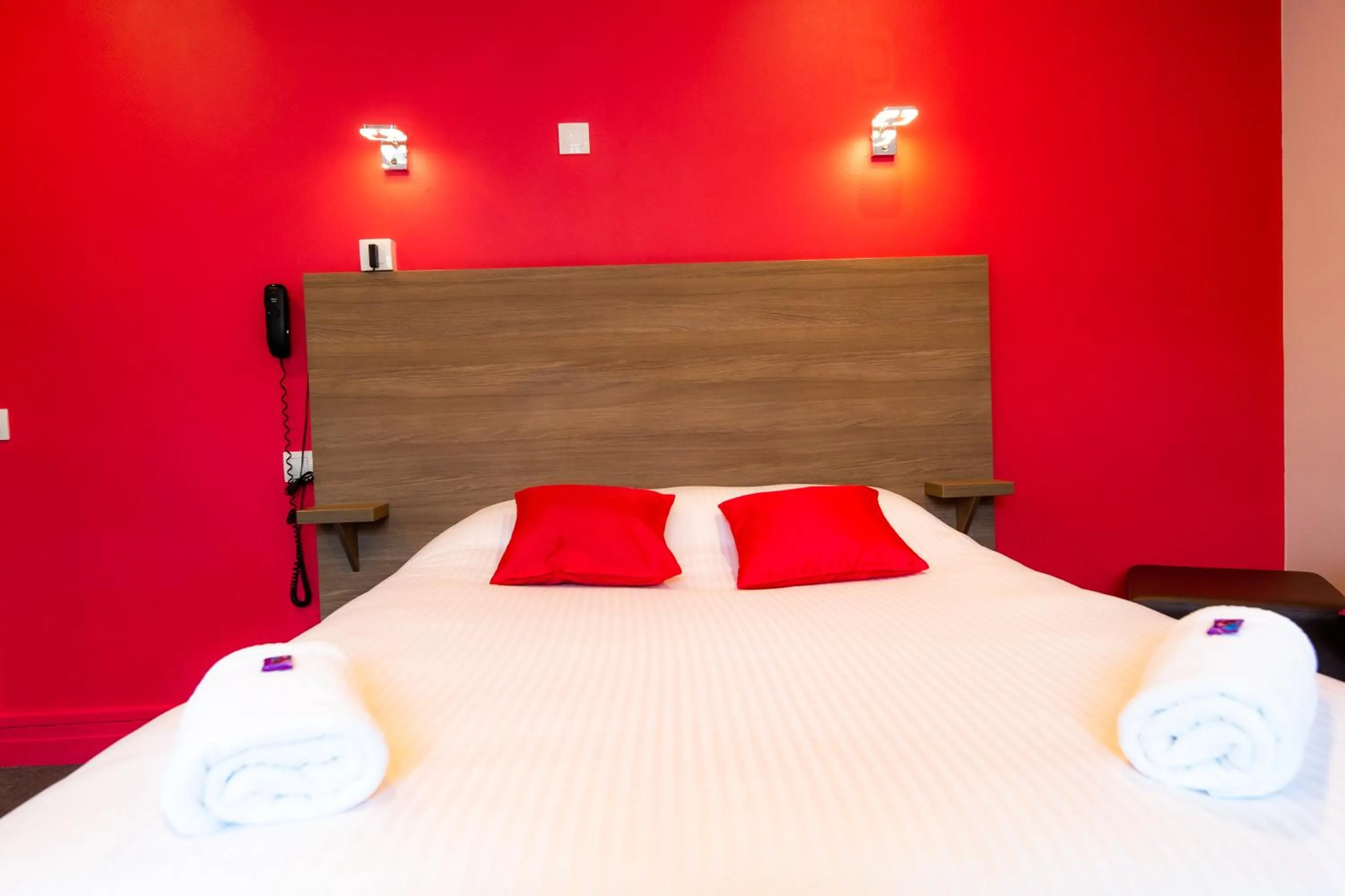 Property building, Bed in Logis Hotel Du Chateau