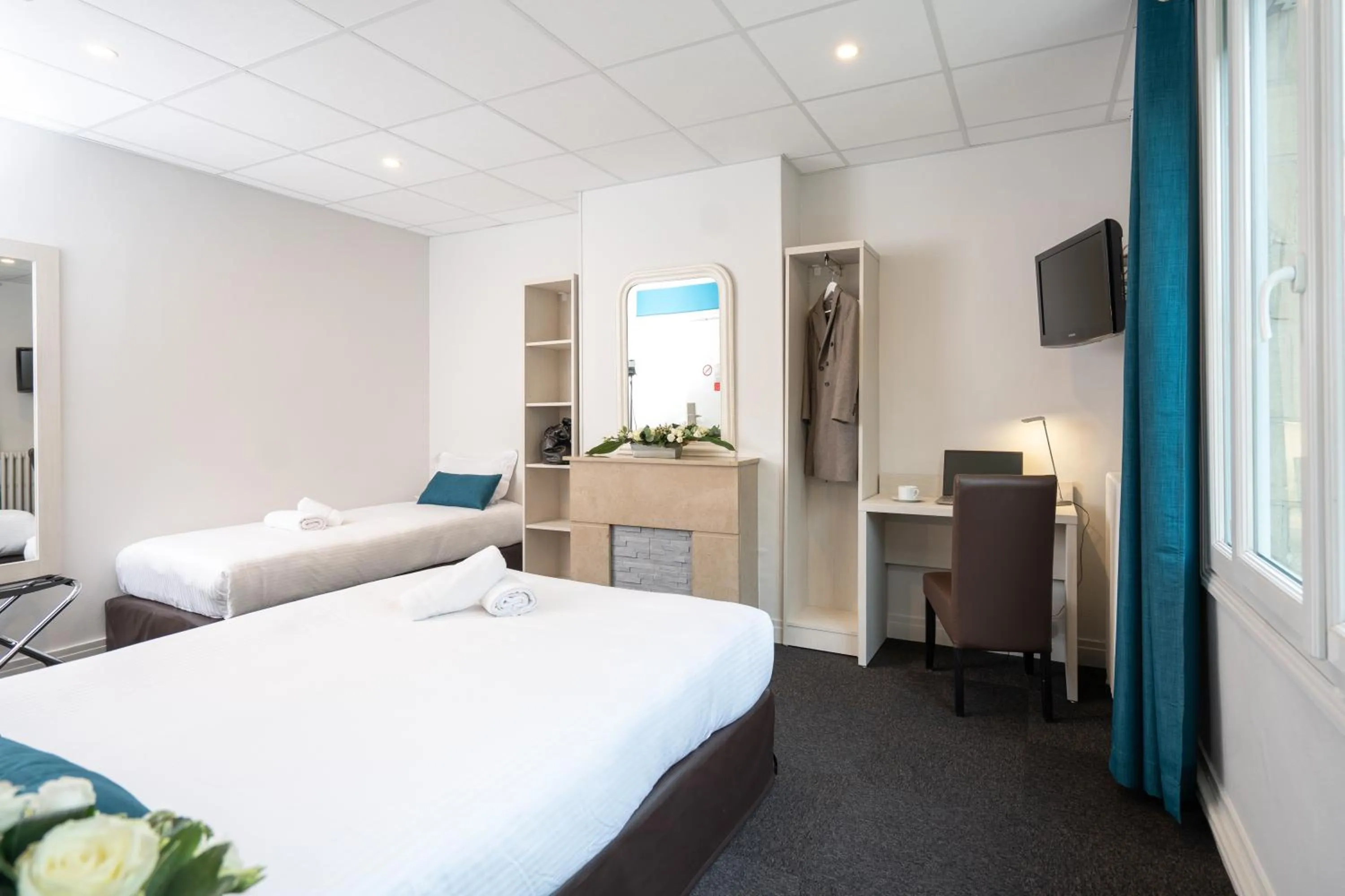 Bedroom, Bed in Logis Hotel Du Chateau