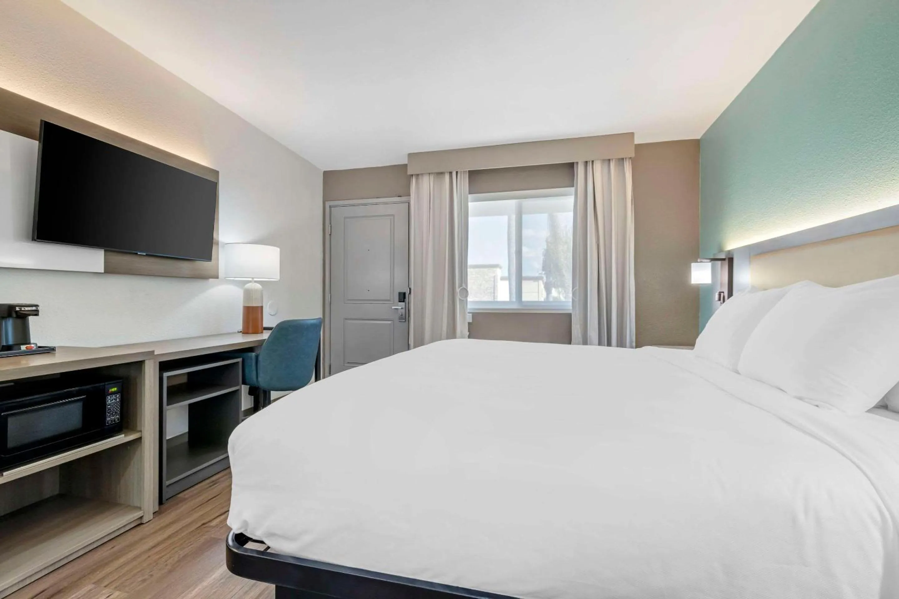 Bedroom, Bed in Comfort Inn Sea World Area