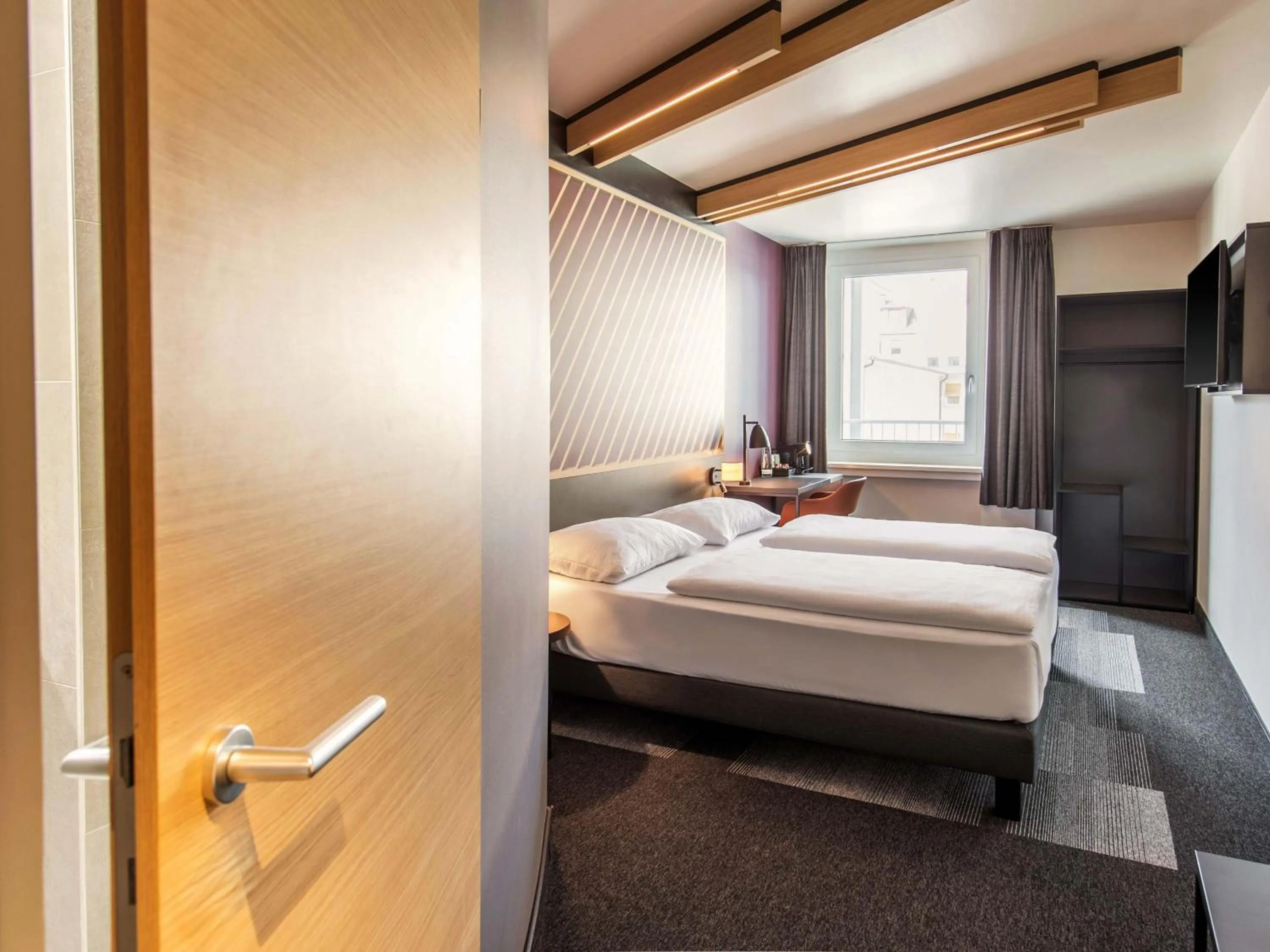 Photo of the whole room, Bed in B&B Hotel Nürnberg-Hbf