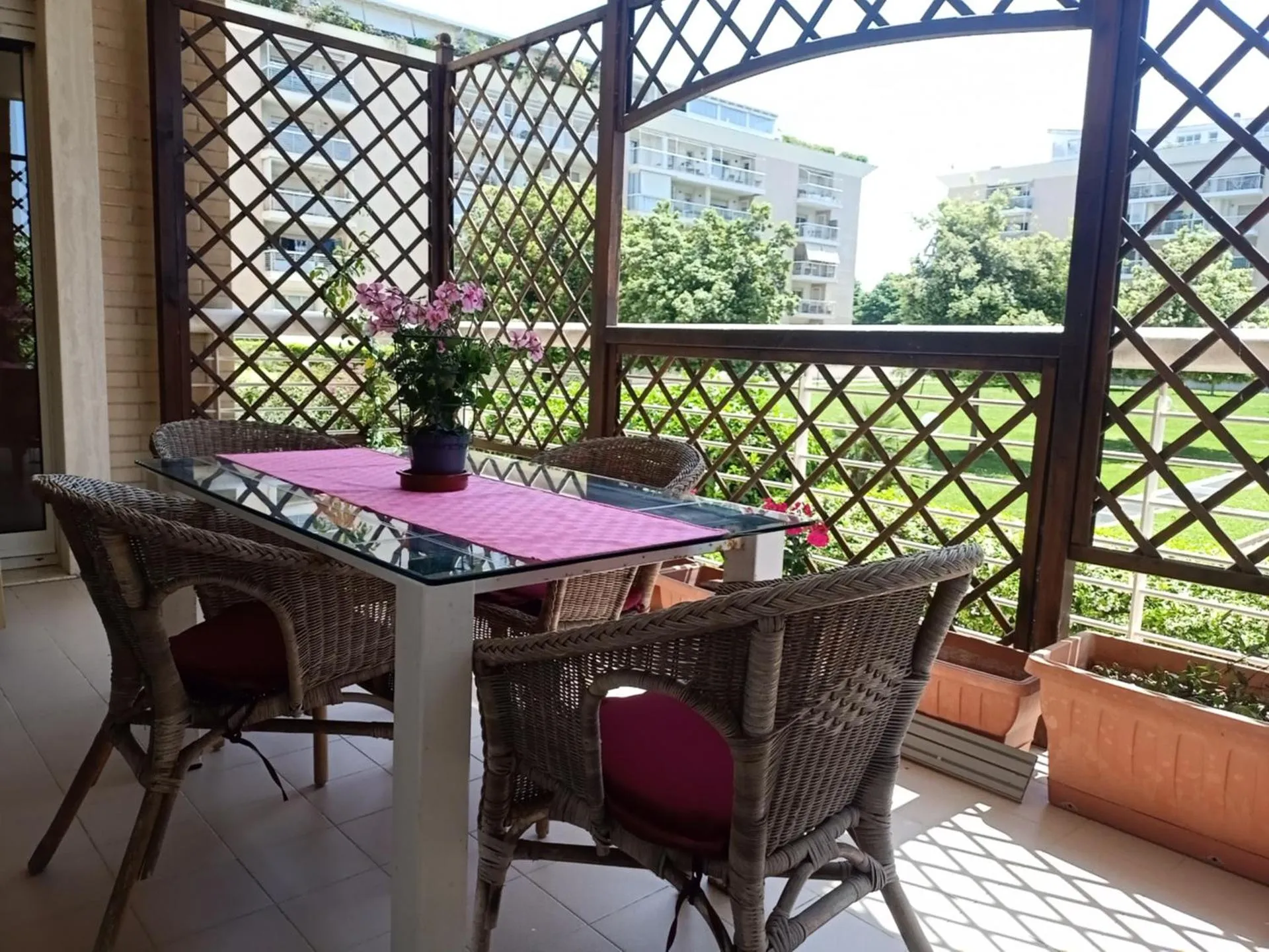 Balcony/Terrace in Altamira 2000 by GABRIELLA