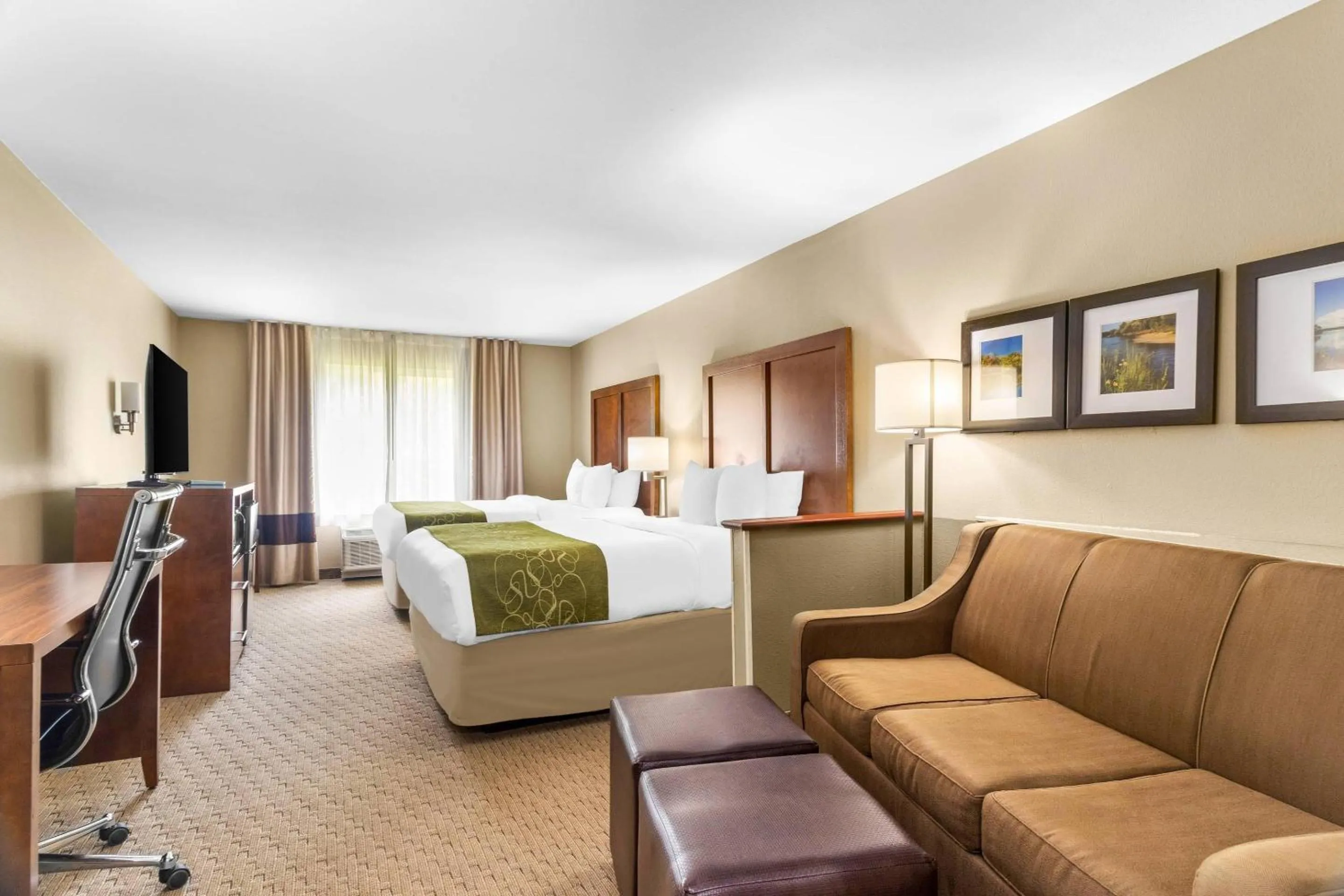 Bedroom, Bed in Comfort Suites