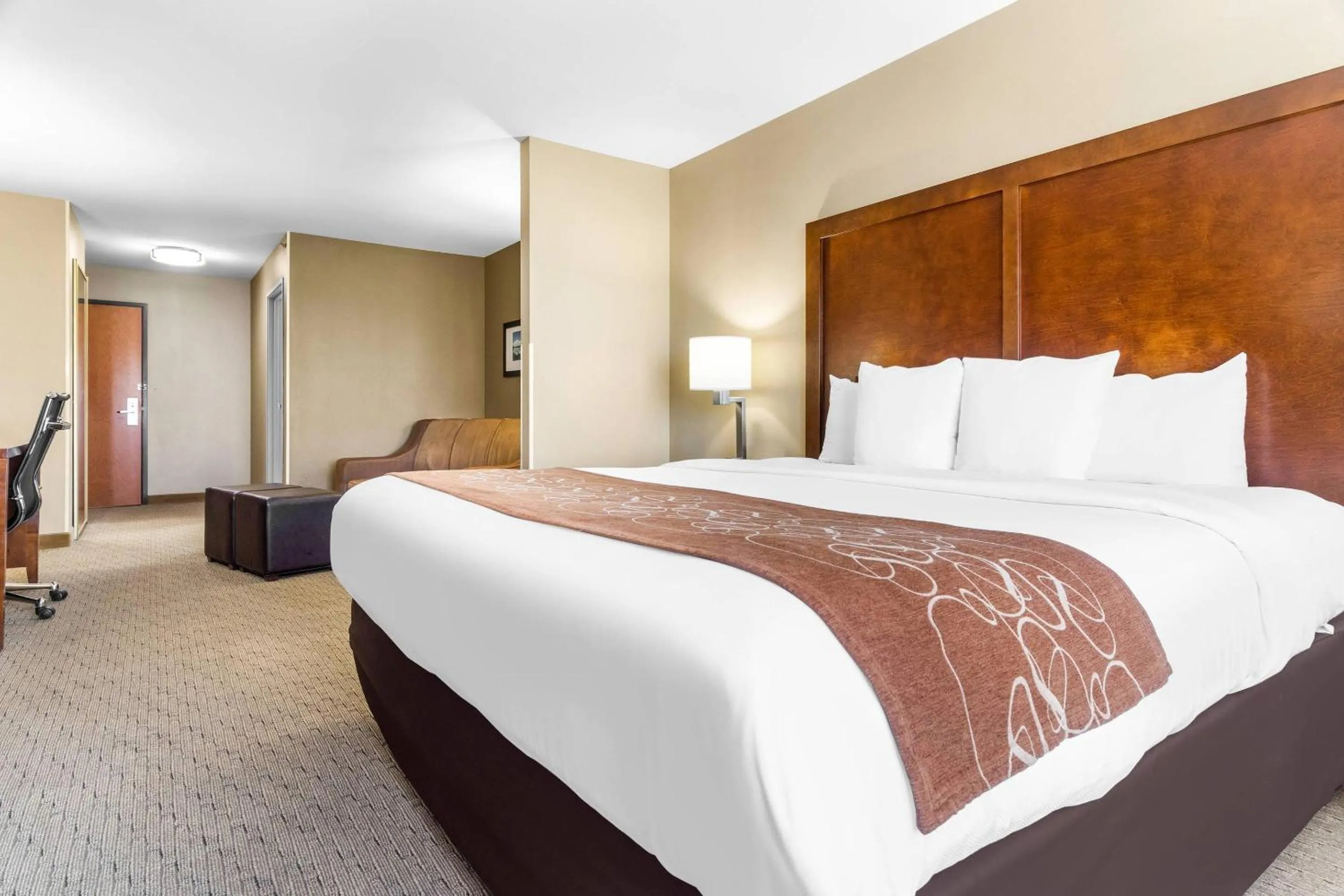 Bedroom, Bed in Comfort Suites