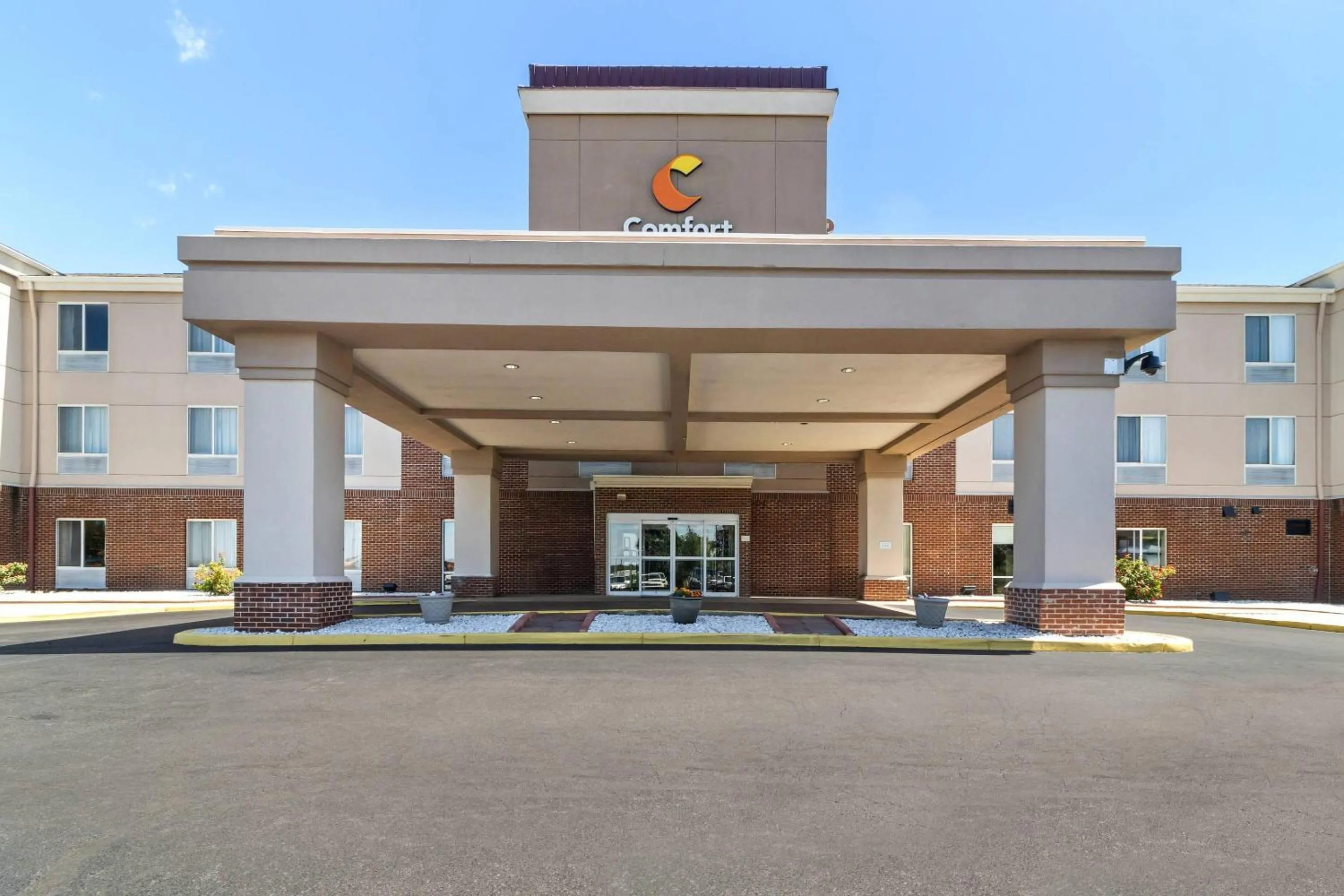 Property building in Comfort Suites