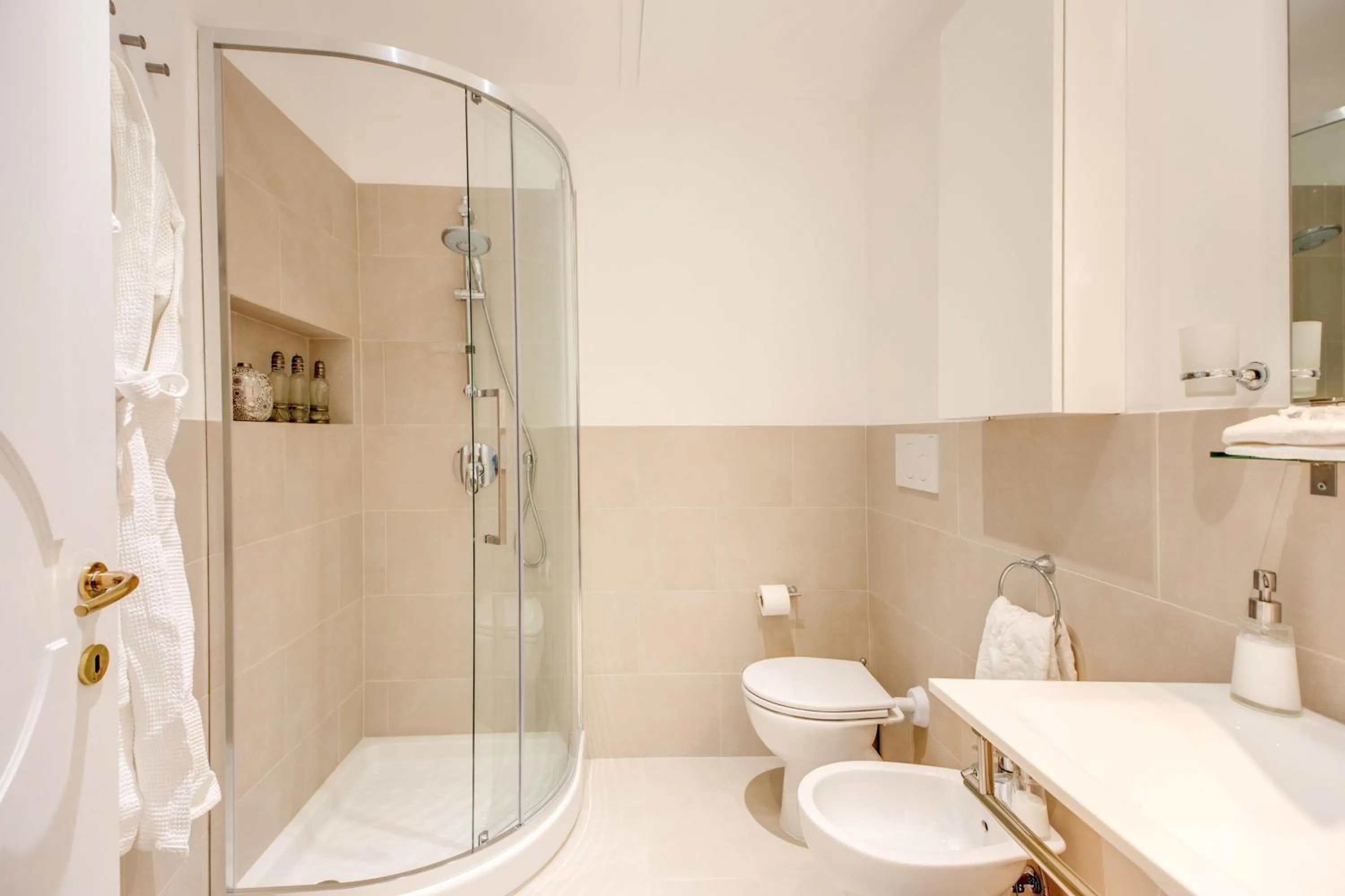 Bathroom in Elegant Apartment Behind the Colosseum