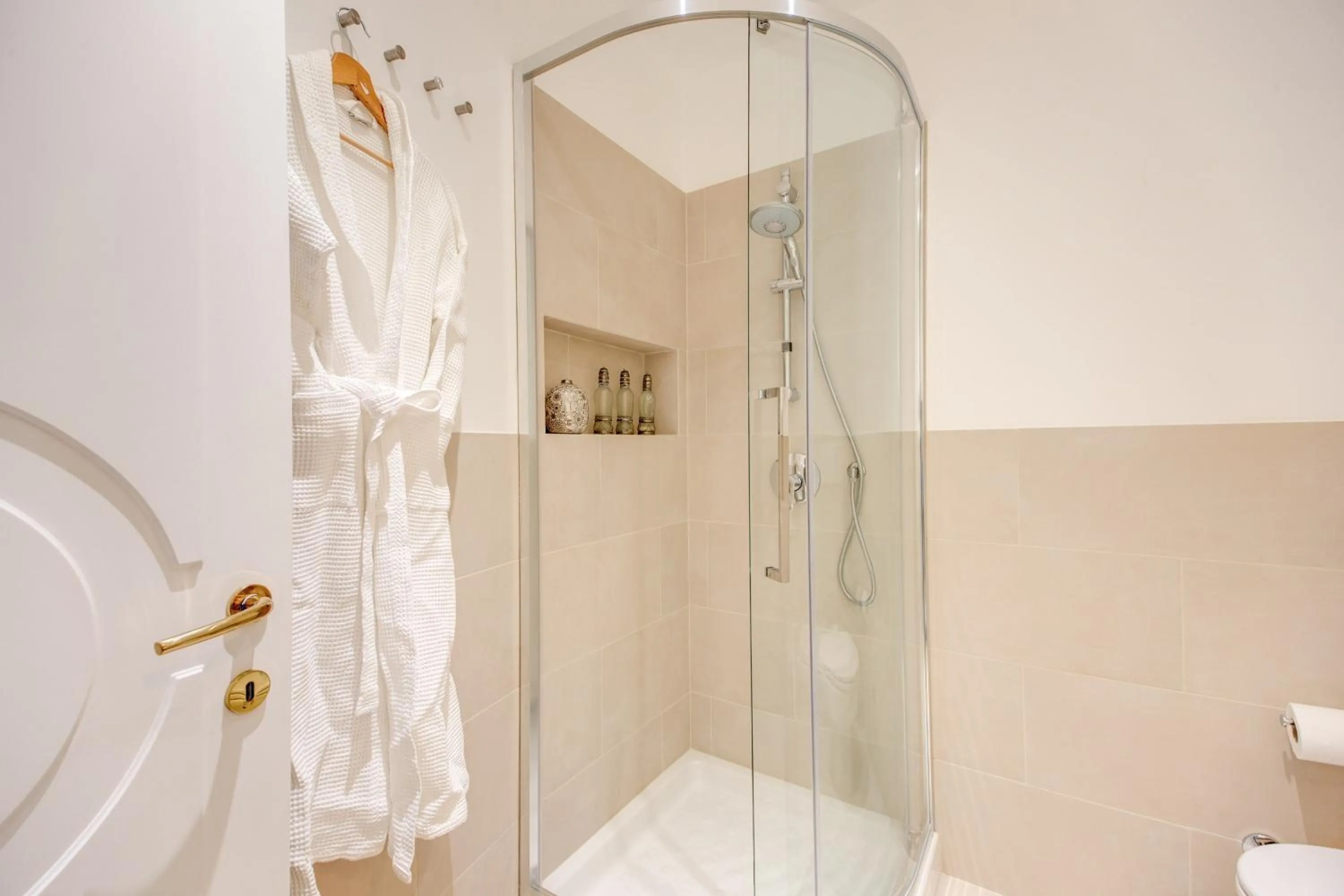 Bathroom in Elegant Apartment Behind the Colosseum