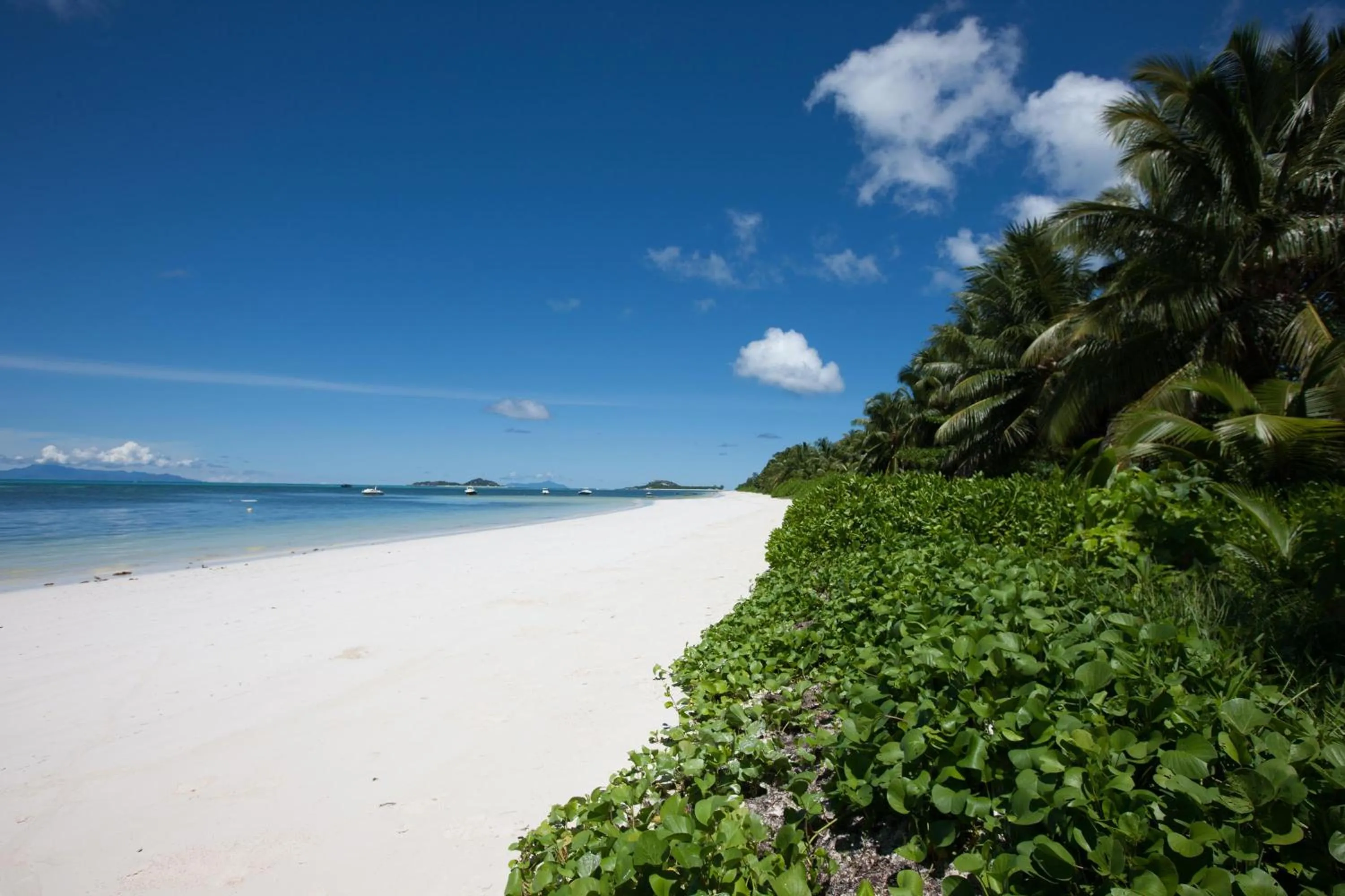 Day in Villas des Alizes beachfront suites and garden villas