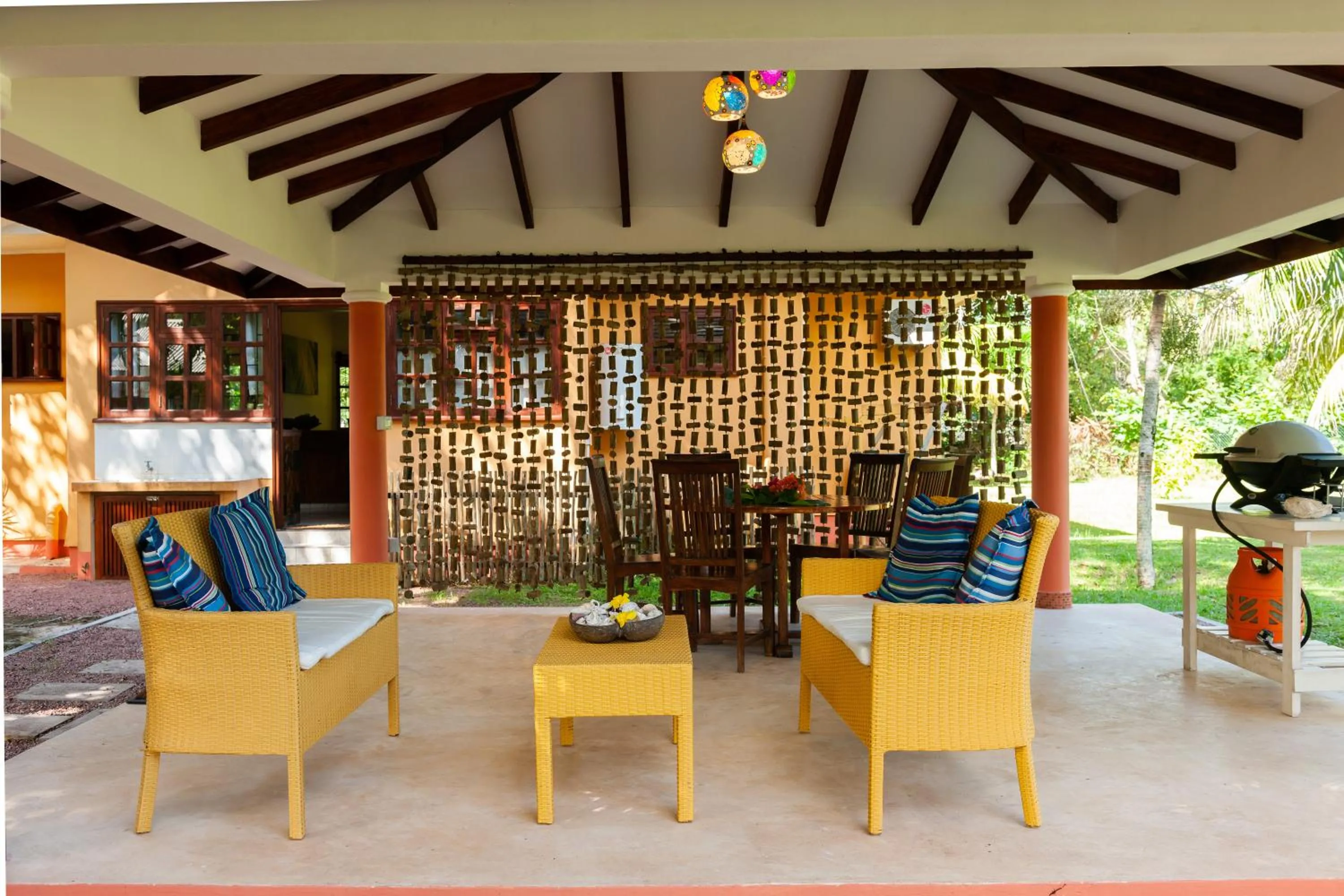 Lounge or bar in Villas des Alizes beachfront suites and garden villas