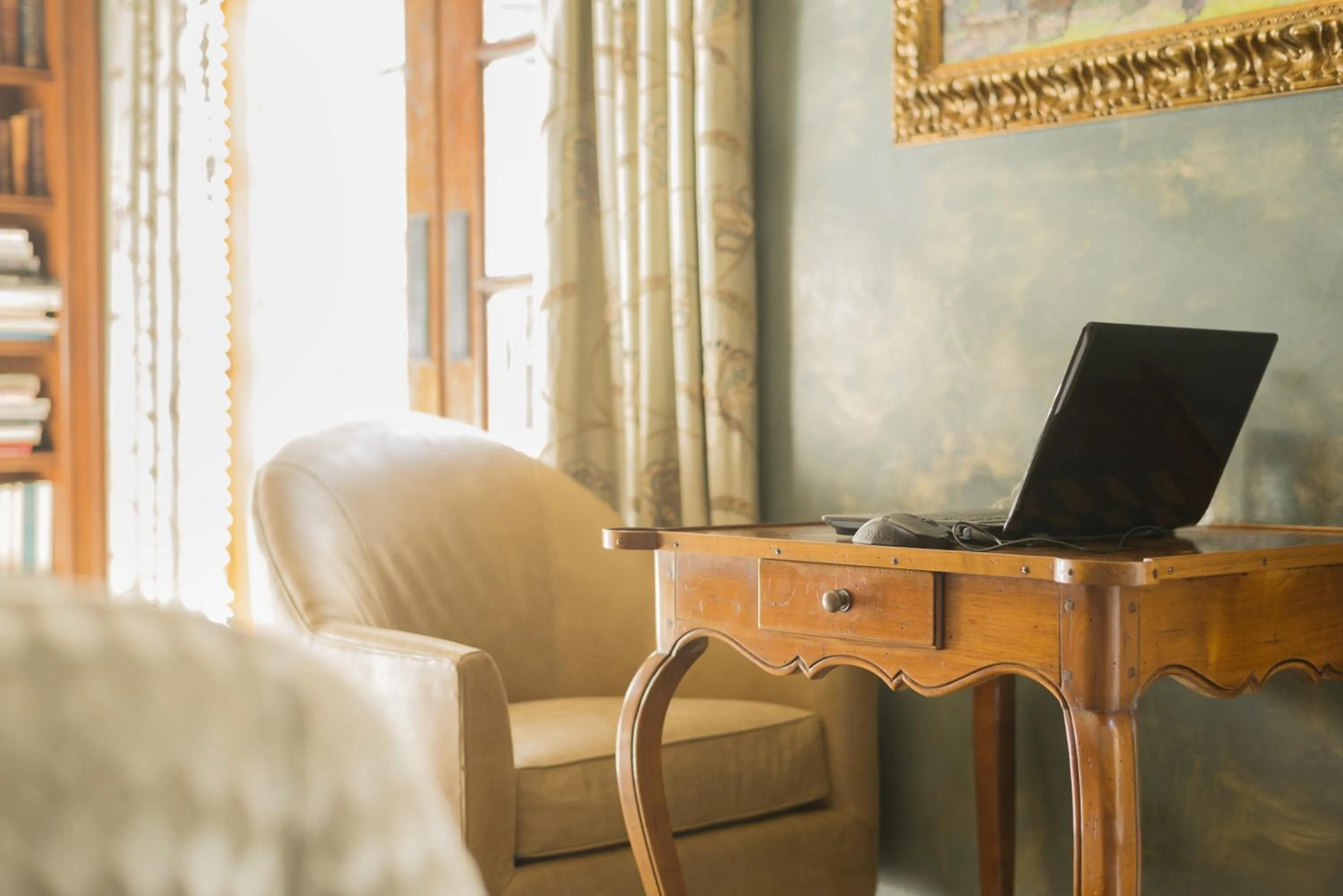 Library in Ayres Hotel Manhattan Beach