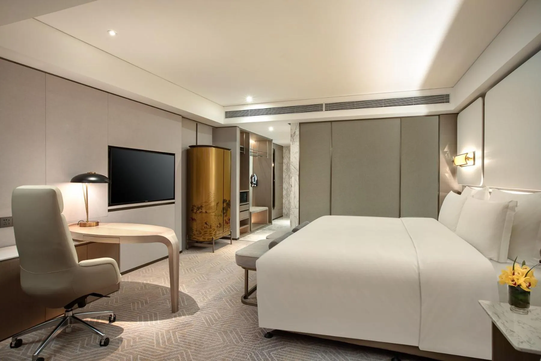 Communal lounge/ TV room, Bed in InterContinental Beijing Beichen by IHG