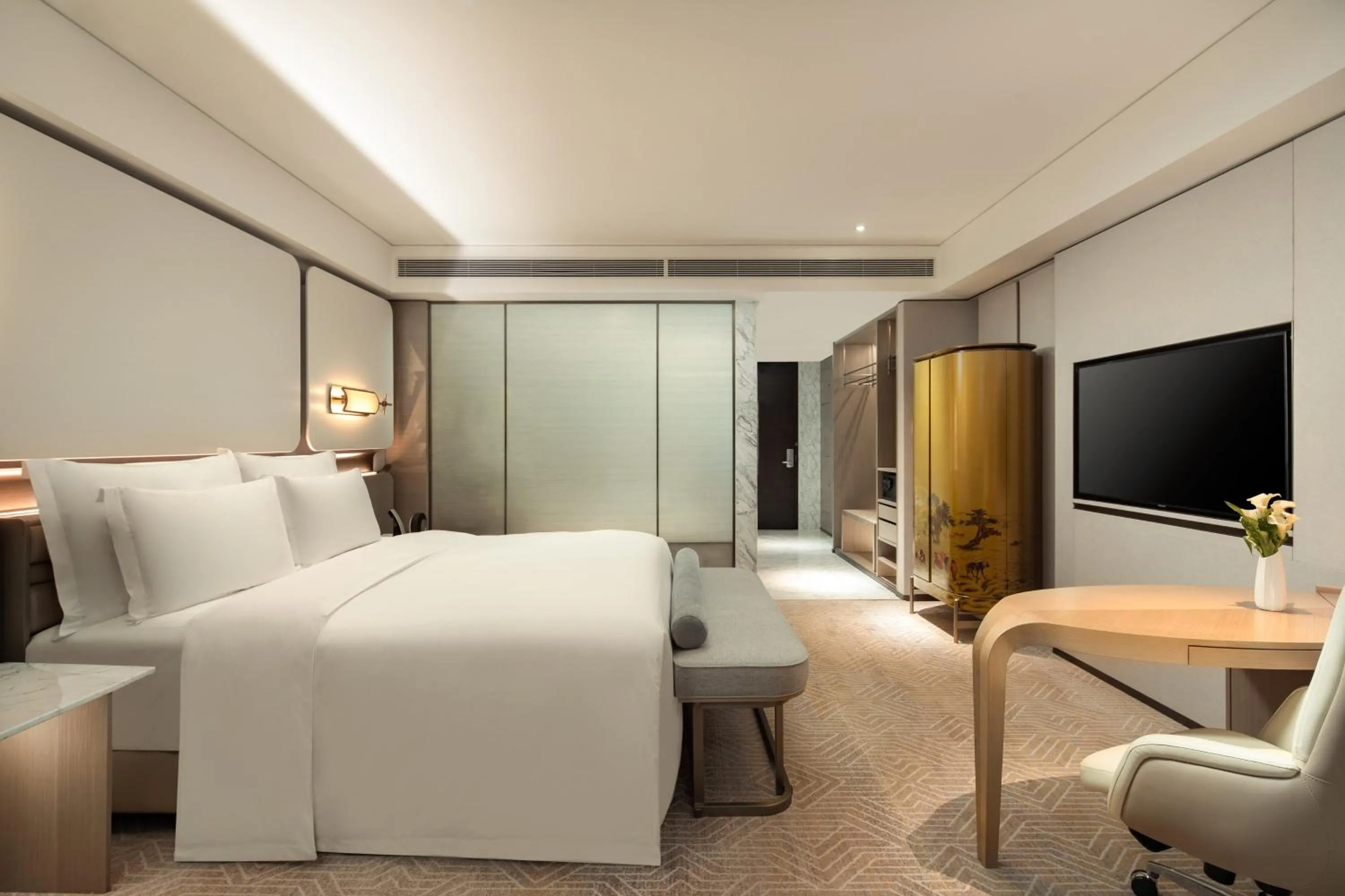 Photo of the whole room, Bed in InterContinental Beijing Beichen by IHG
