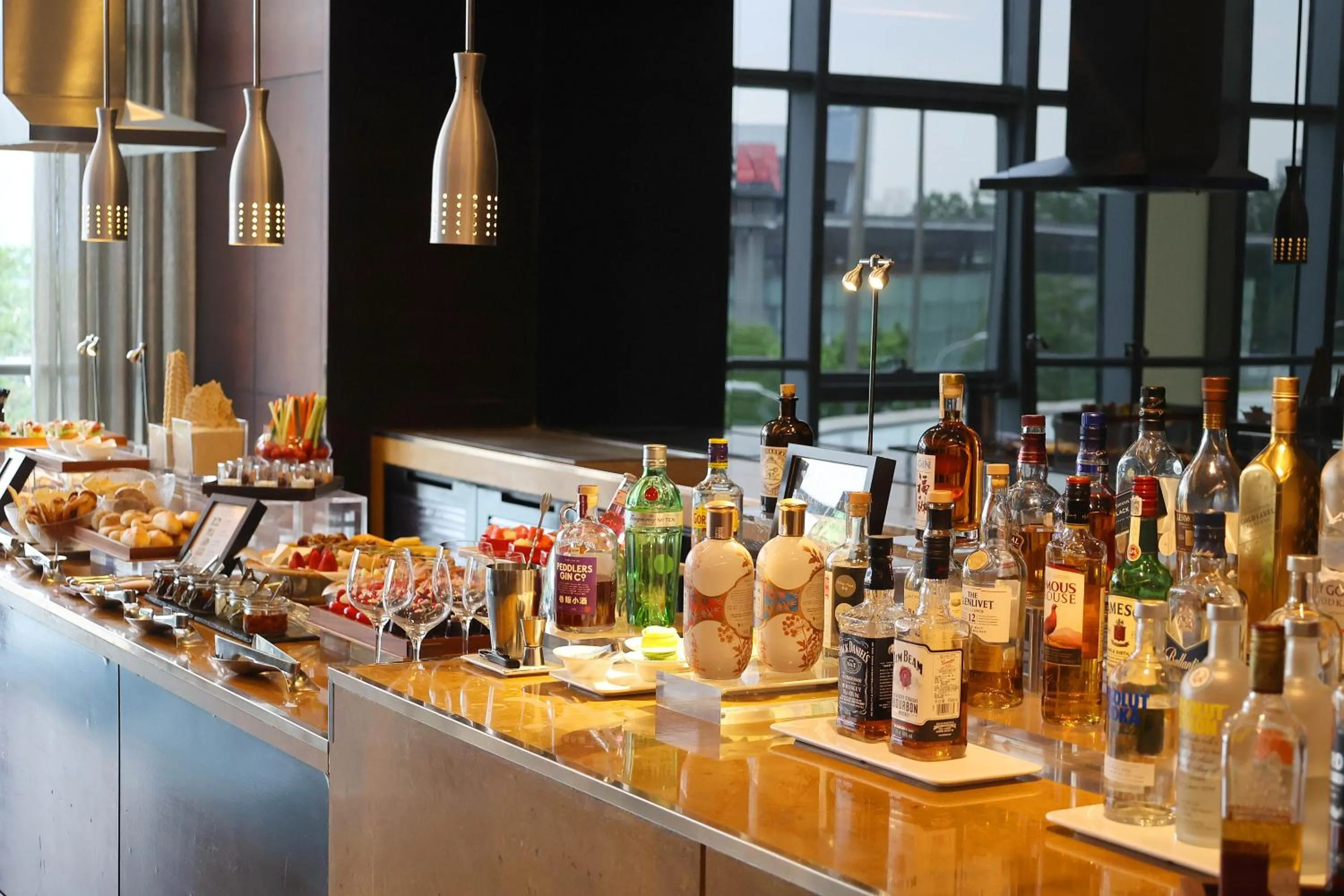 Lounge or bar in InterContinental Beijing Beichen by IHG
