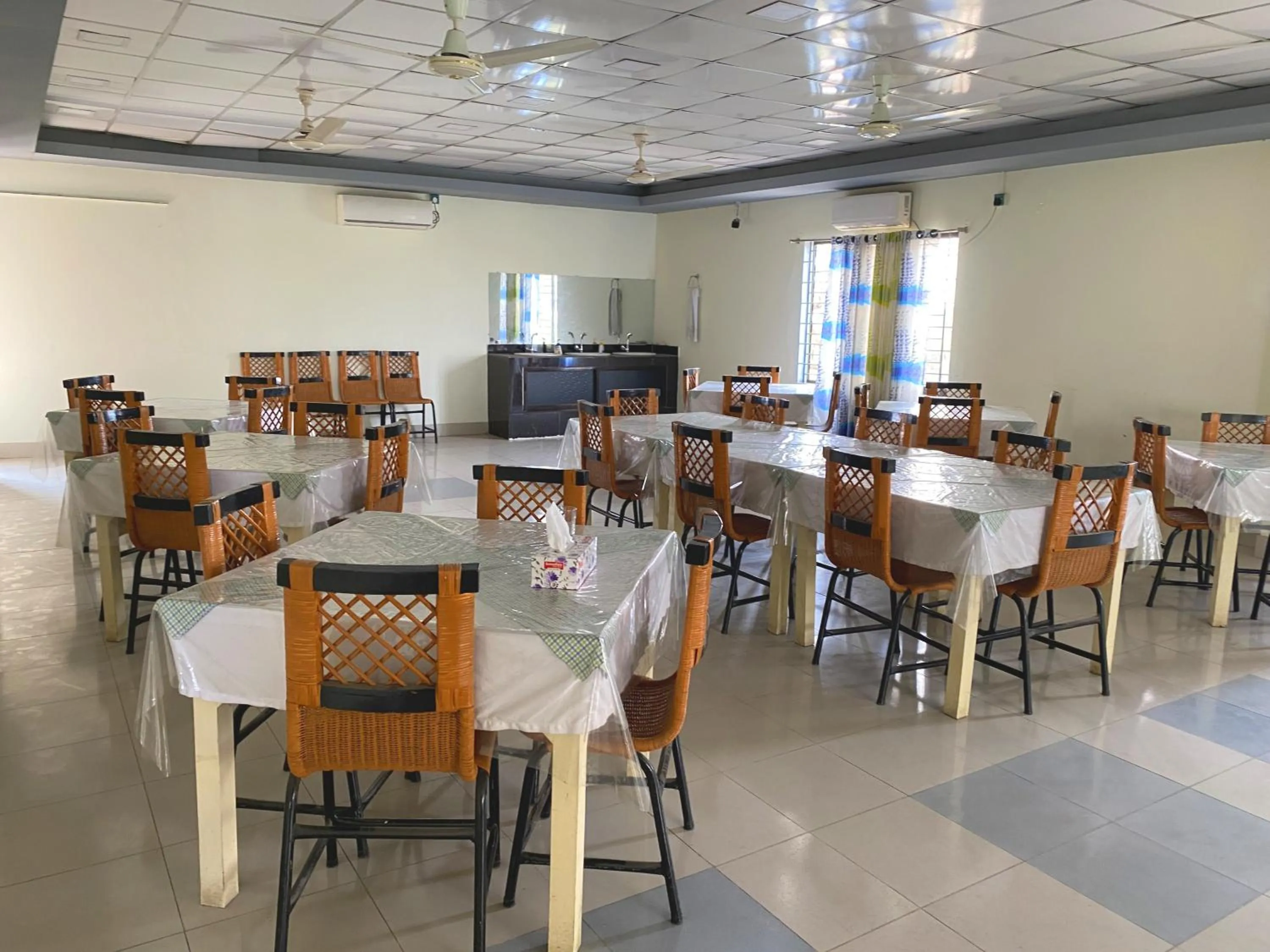 Restaurant/places to eat in Hotel River View