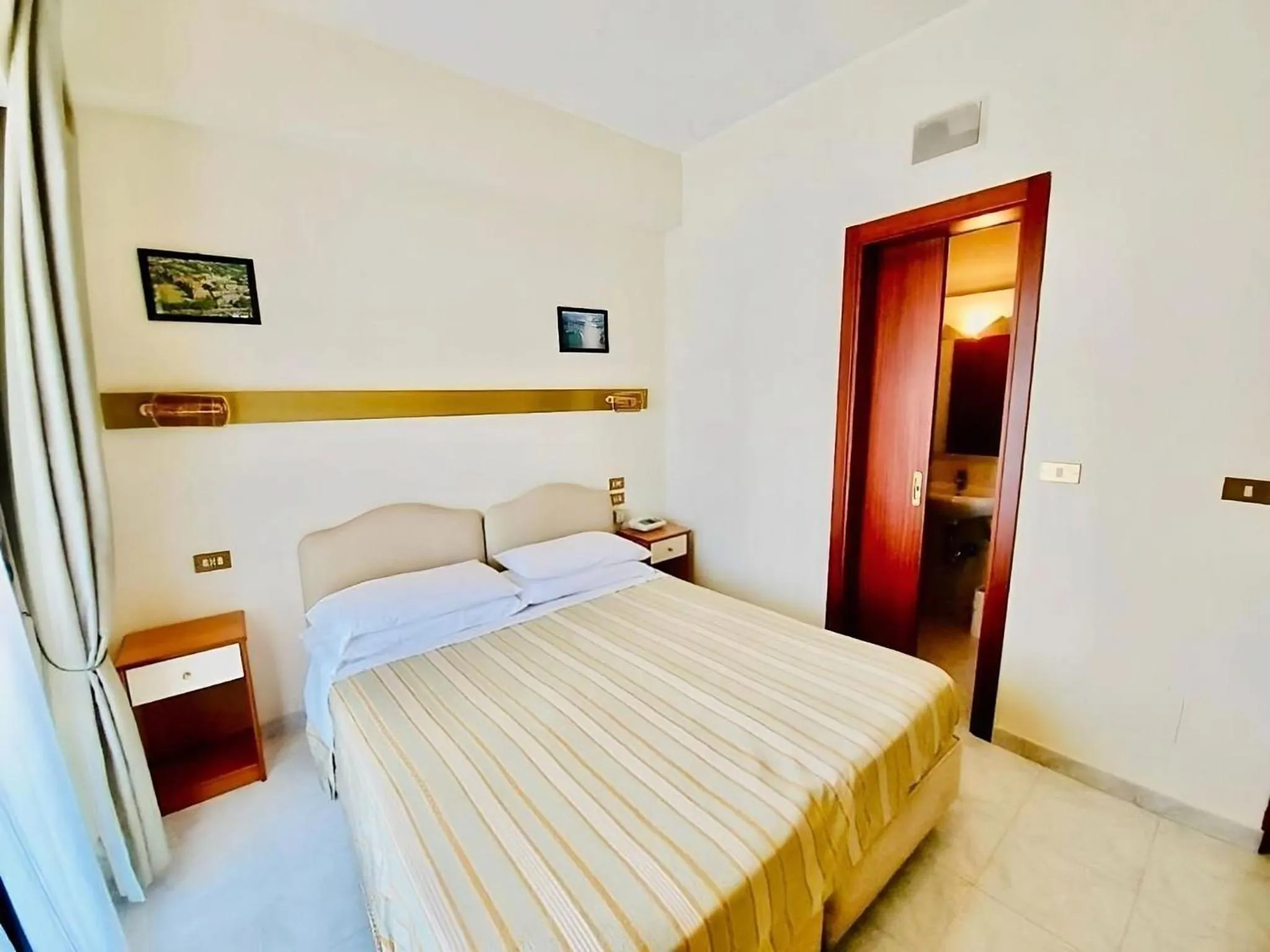 Shower, Bed in Albergo delle Rose