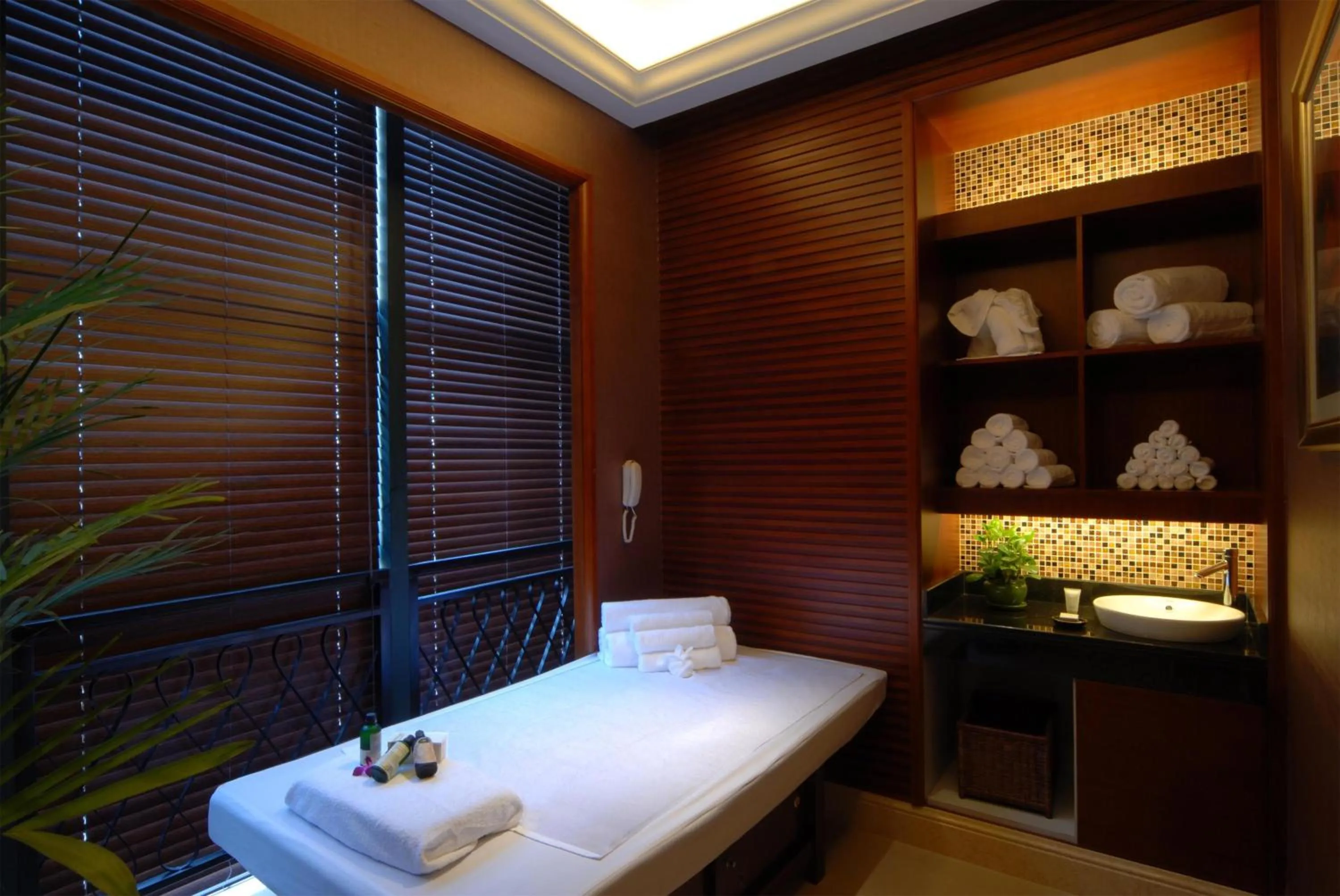 Spa and wellness centre/facilities, Bed in Kempinski Hotel Shenzhen