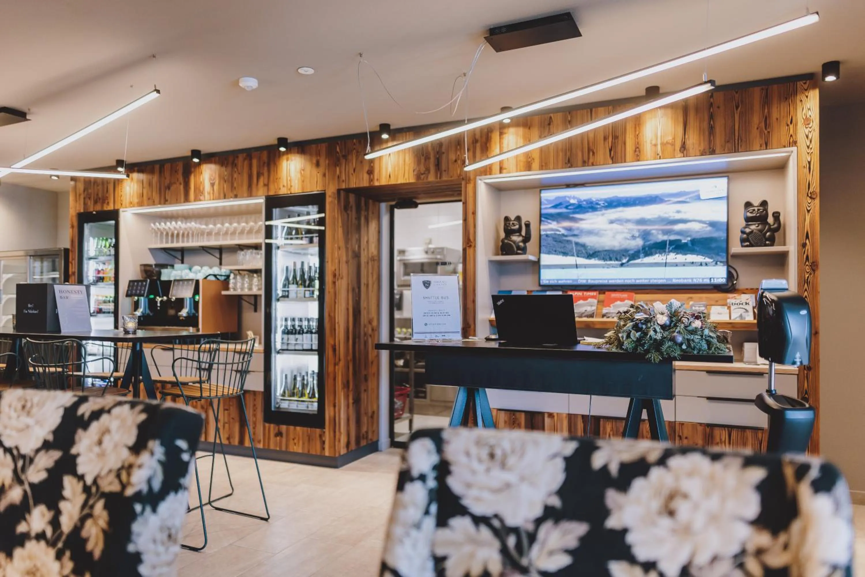 Lobby or reception in Nikolaus by AvenidA Panoramic Wellness Suites