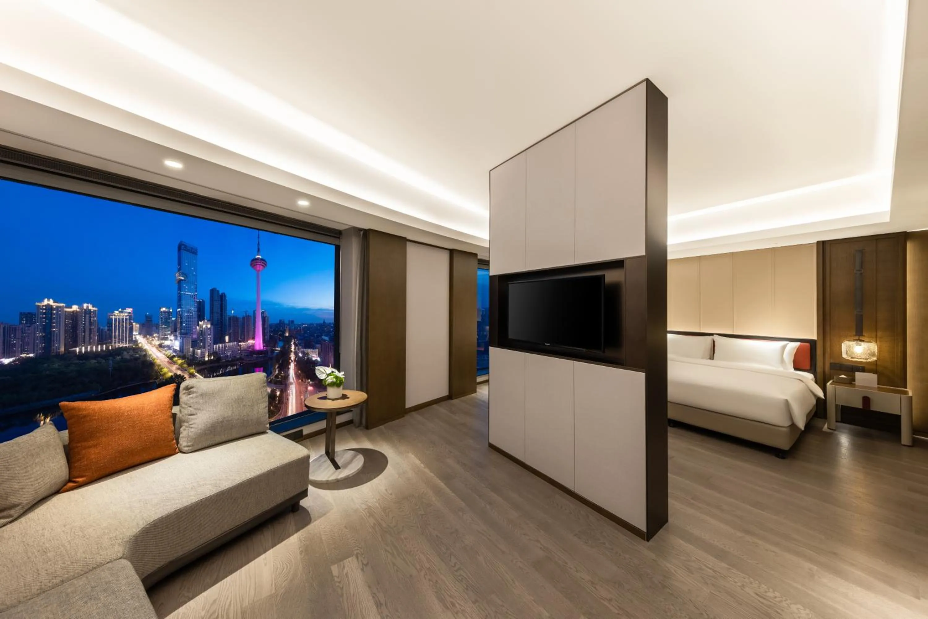 Photo of the whole room, Bed in Swissôtel Shenyang