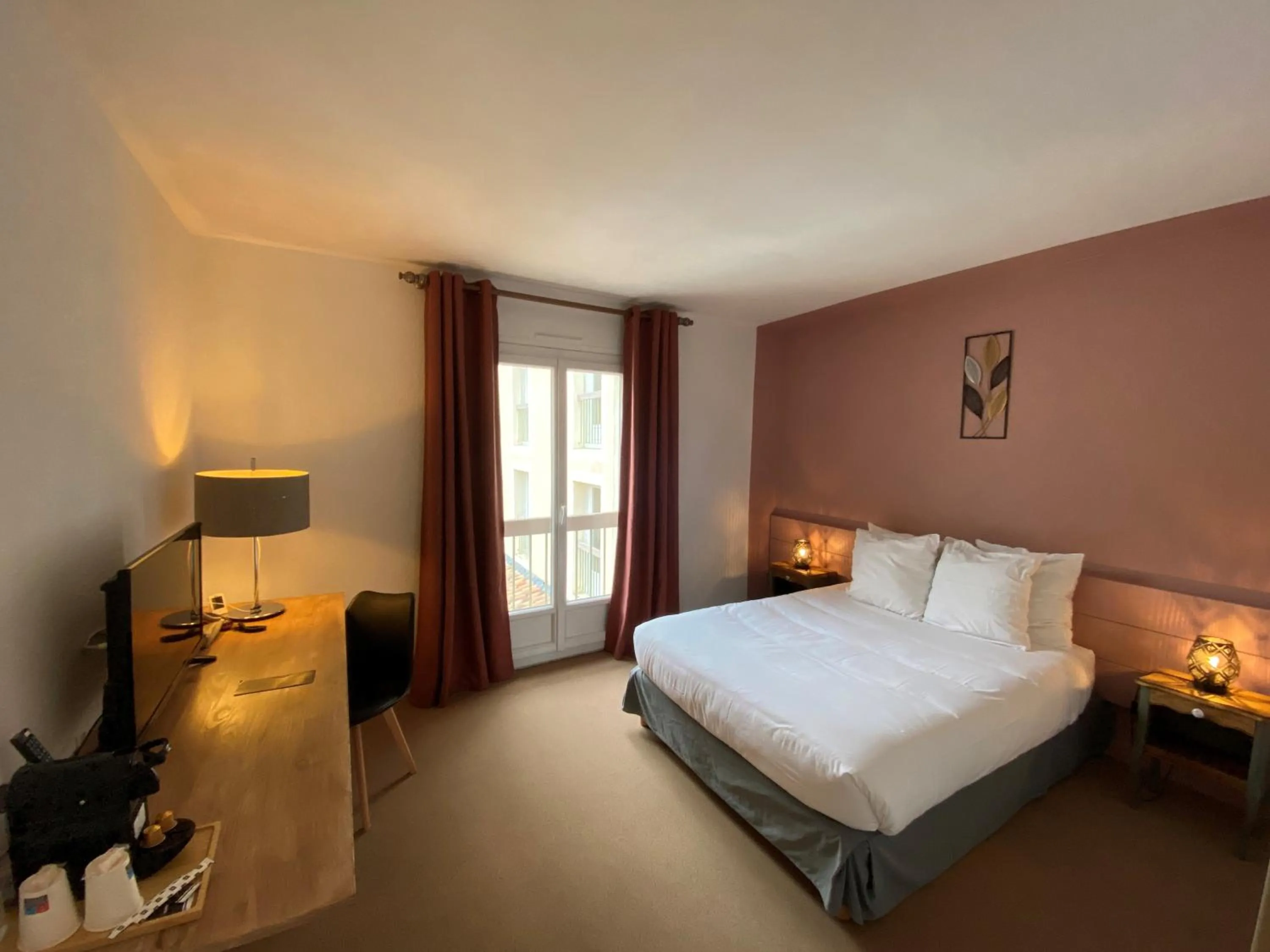 Bedroom, Bed in Logis Hôtel Médiéval, Montélimar Nord