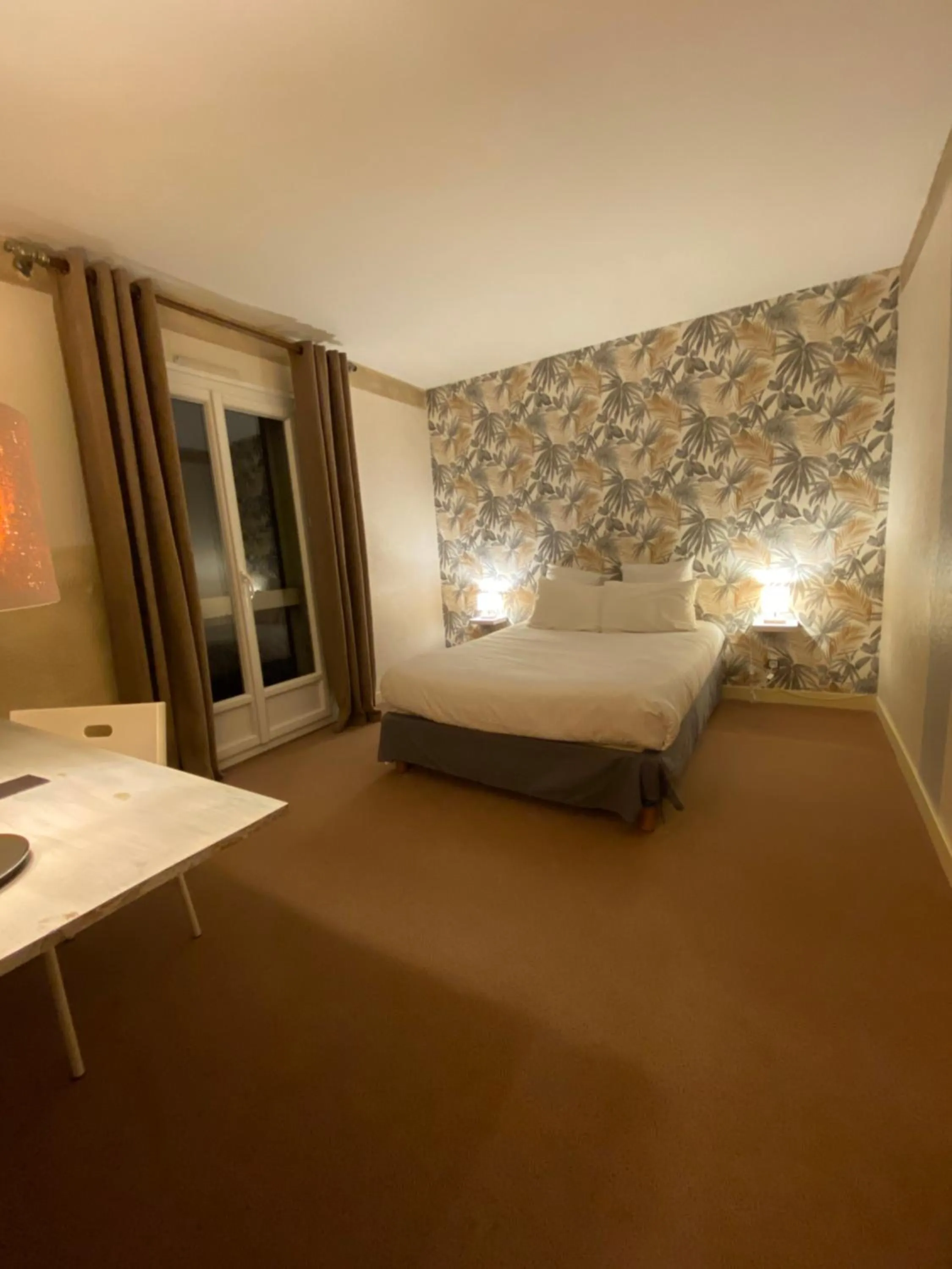 Bedroom, Bed in Logis Hôtel Médiéval, Montélimar Nord