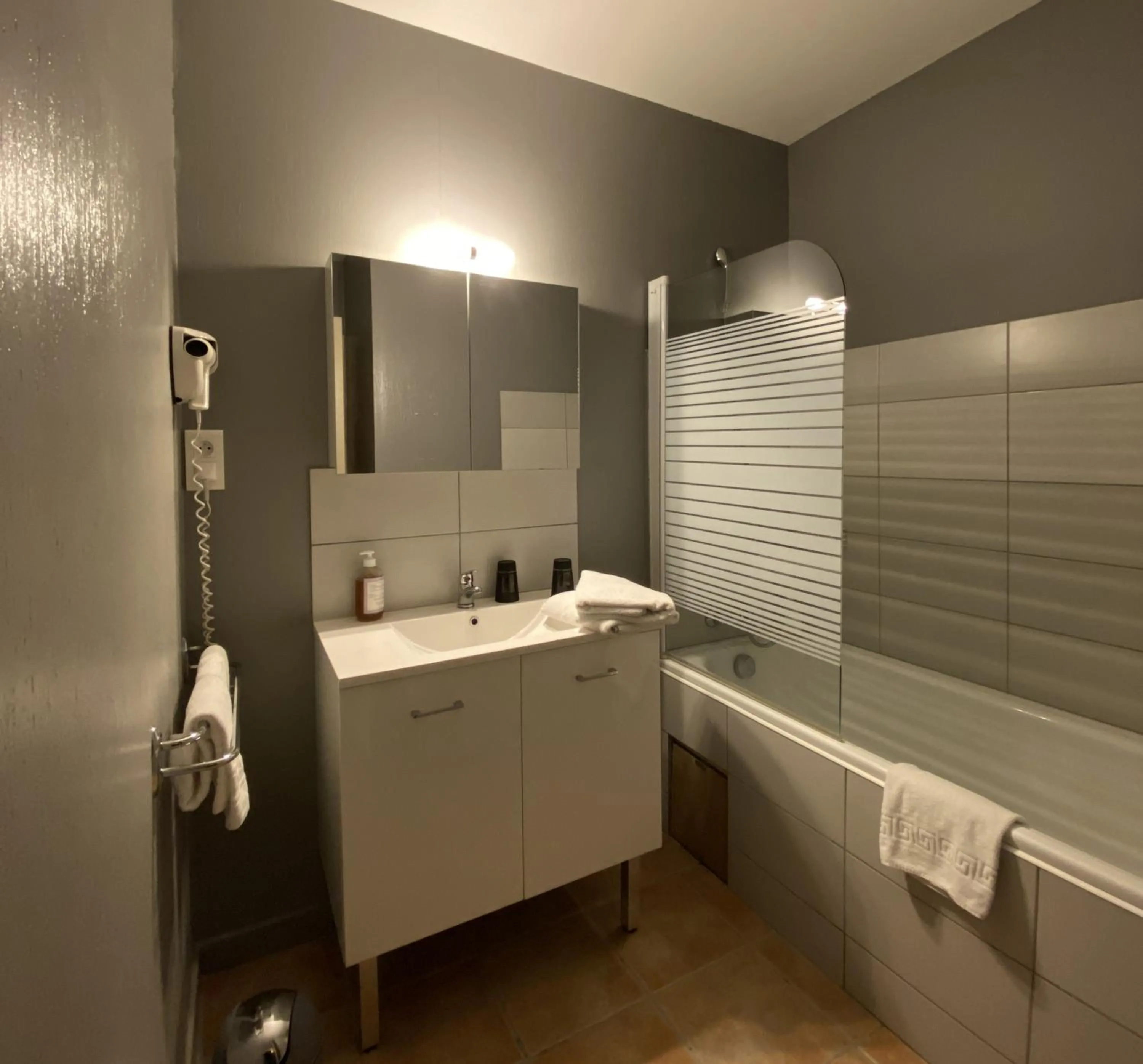 Bathroom in Logis Hôtel Médiéval, Montélimar Nord