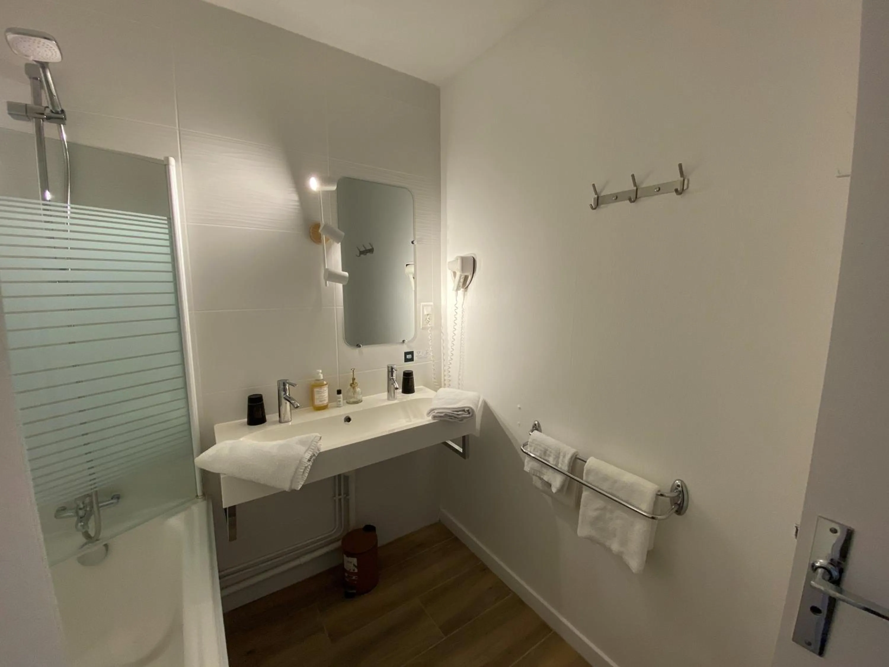 Bathroom in Logis Hôtel Médiéval, Montélimar Nord