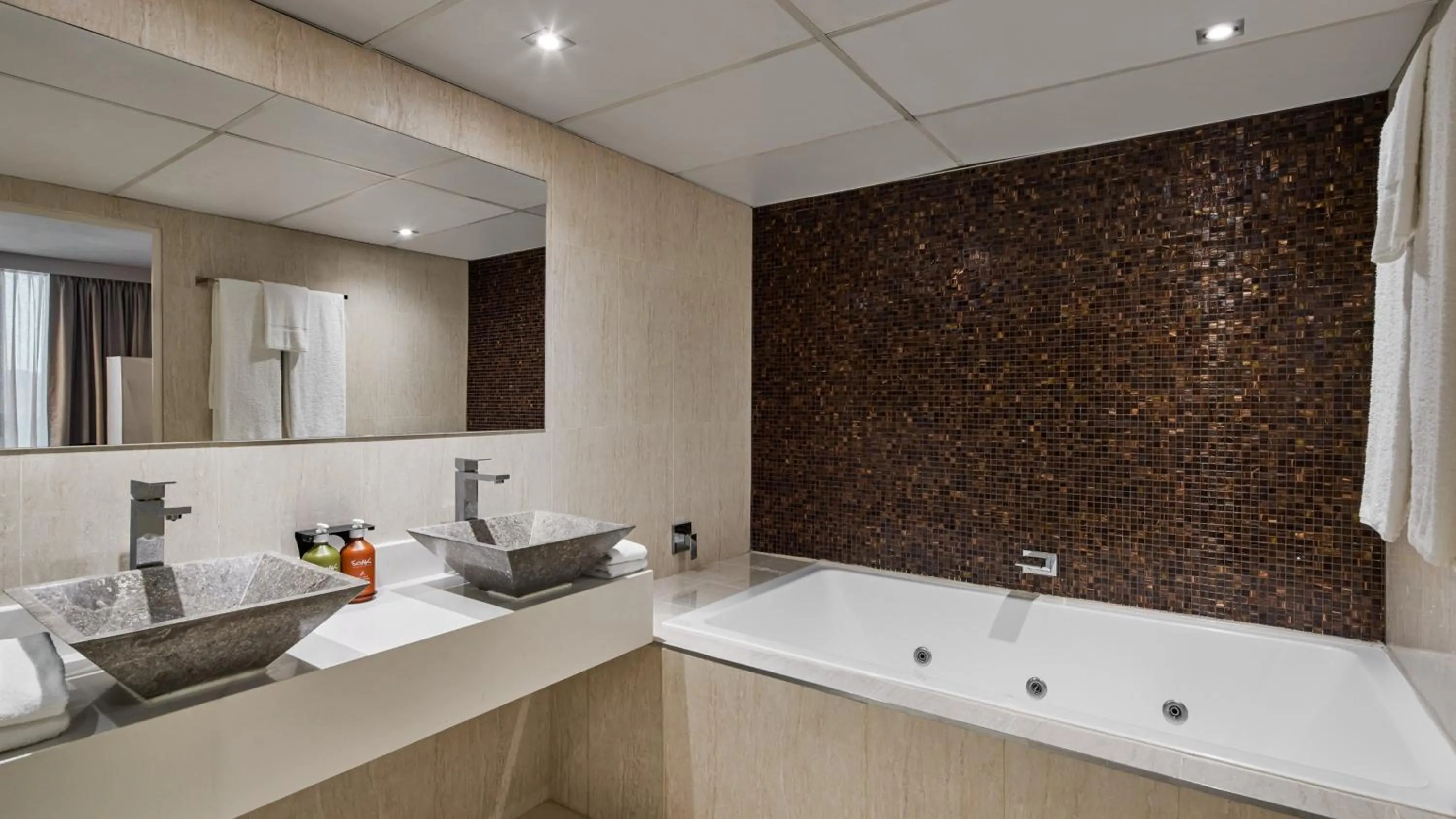 Bathroom in Holiday Inn Warwick Farm by IHG