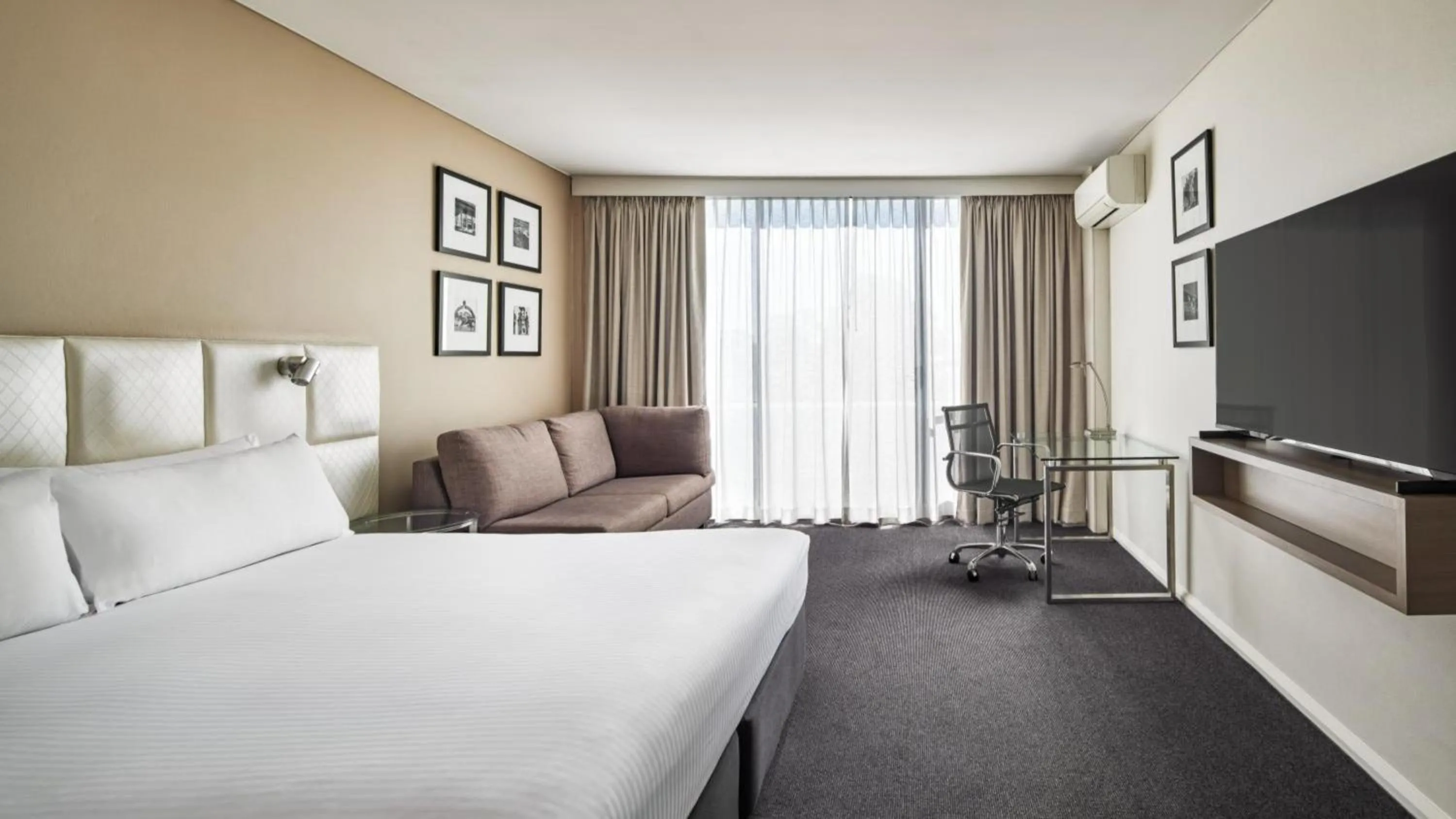 Bedroom, Bed in Holiday Inn Warwick Farm by IHG