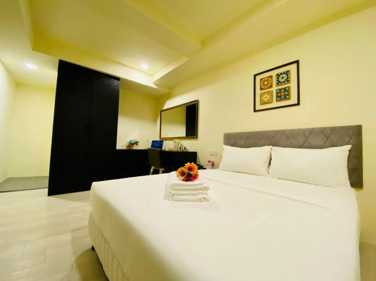 Bedroom, Bed in Bishop Hotel